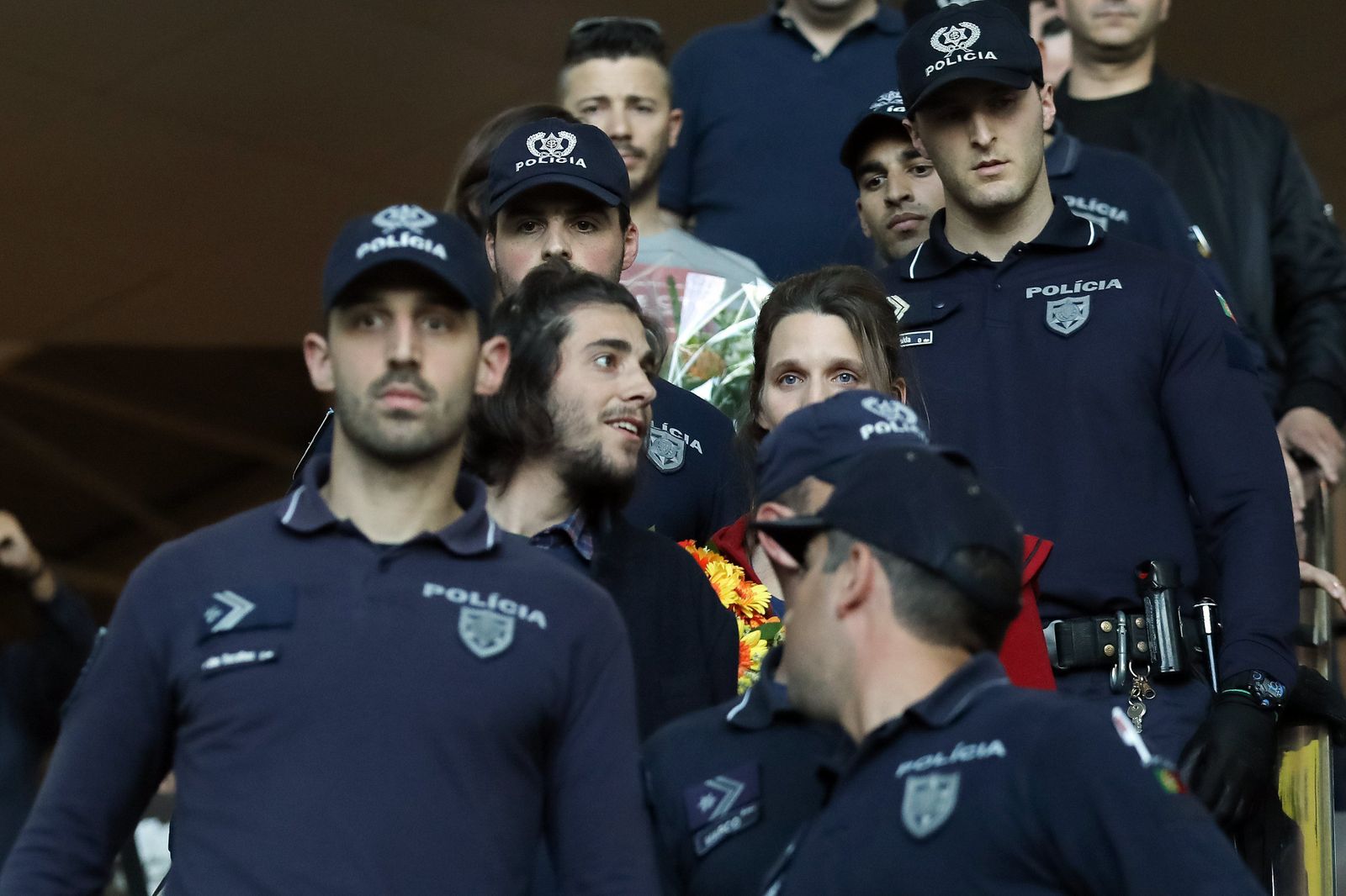 La Policía custodia a Salvador y Luisa Sobral a su llegada al aeropuerto de Lisboa.