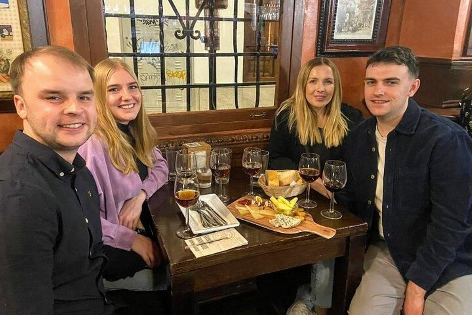 Imagen de un grupo en la Ruta de tapas por Granada.