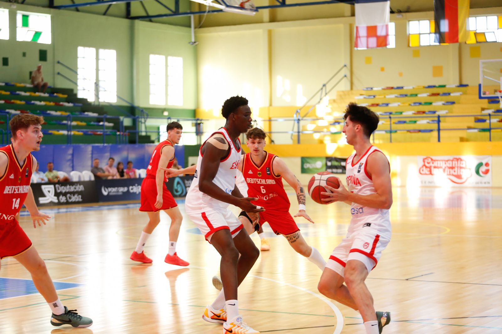 Las fotos de la primera jornada del torneo Internacional U20 de baloncesto de La Línea