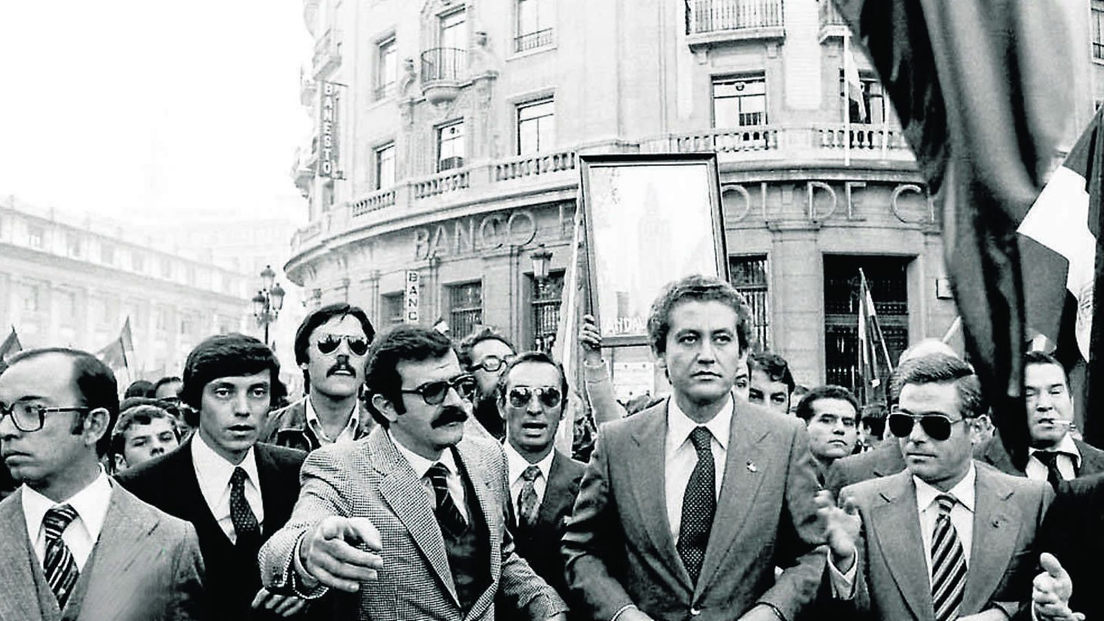 Dirigentes socialistas en la manifestación de 1977. Entre otros, Del Valle, Pino, Rodríguez de la Borbolla y Escuredo.