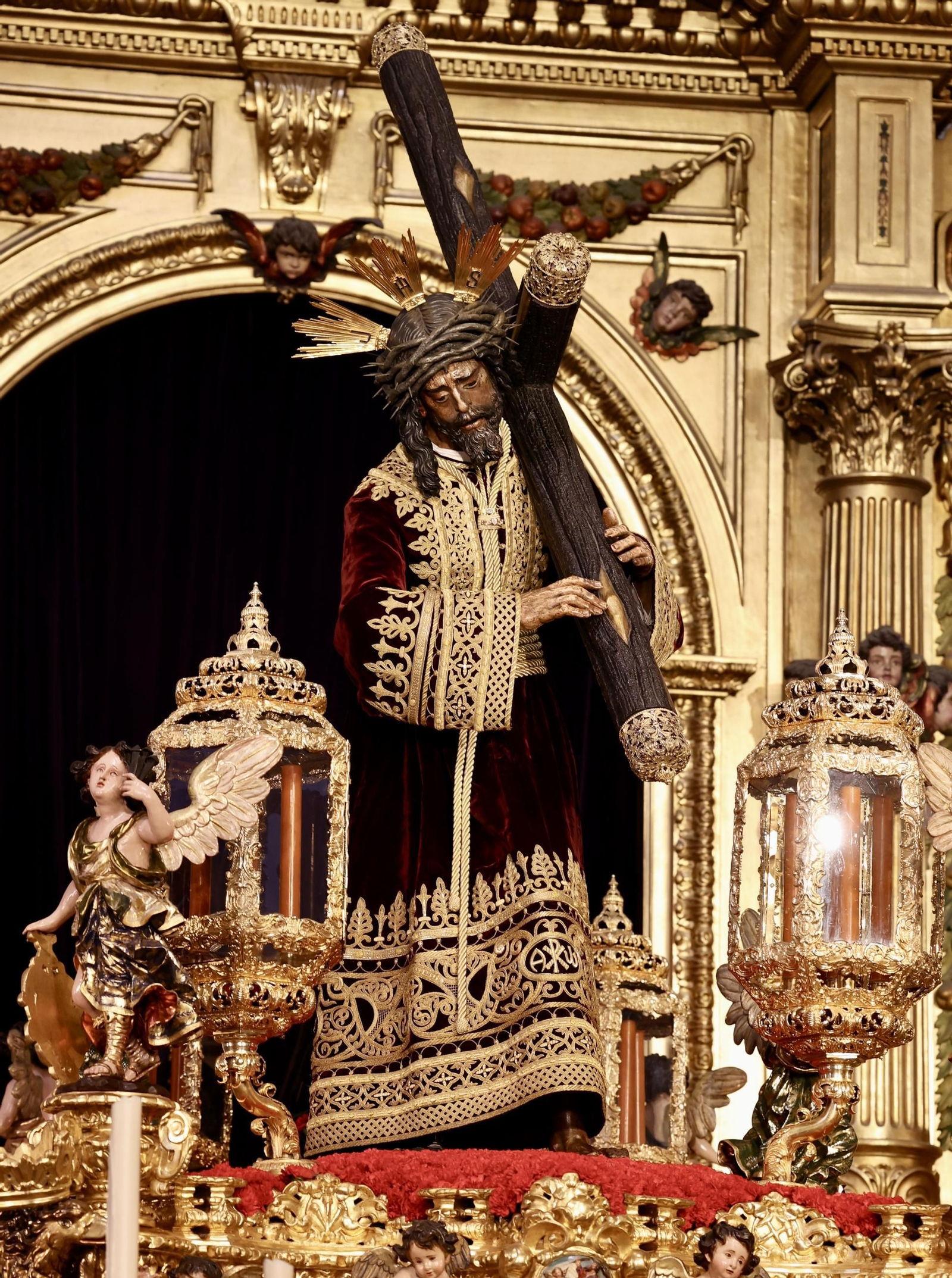 El Gran Poder ya está en su paso con la túnica persa