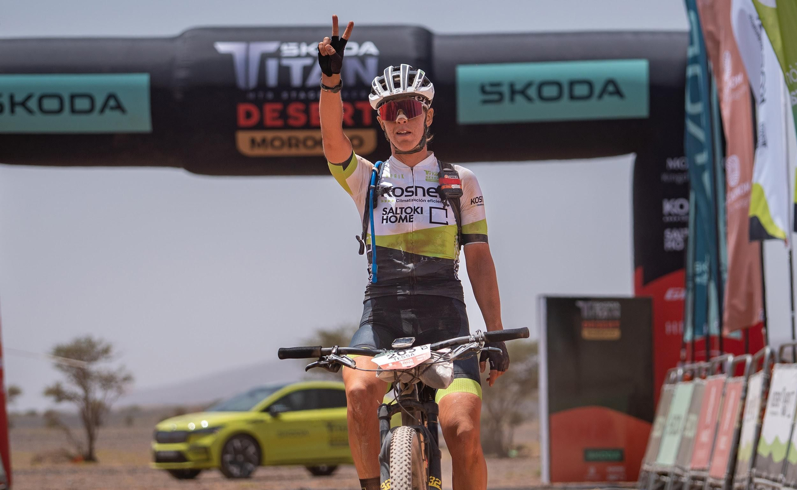 La ciclista Tessa Kortekaas, vigente ganadora de la Škoda Titan Desert Morocco, tras cruzar la línea de meta de la prueba.
