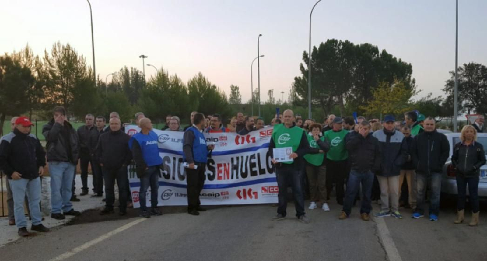 Los trabajadores de la prisión salieron a la calle con pancartas durante el día de ayer.