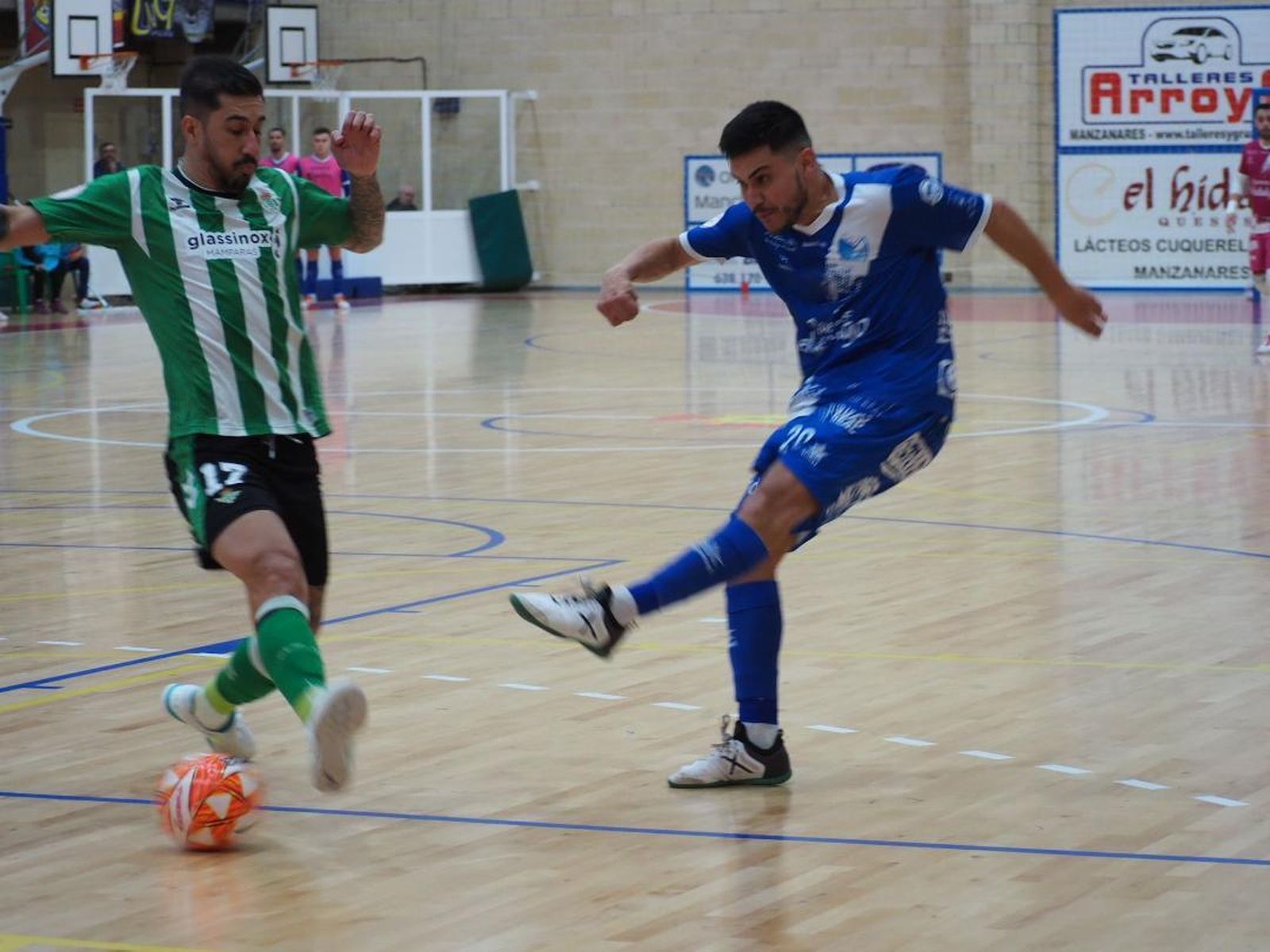 Fernando trata de bloquear un tiro de Cortés.