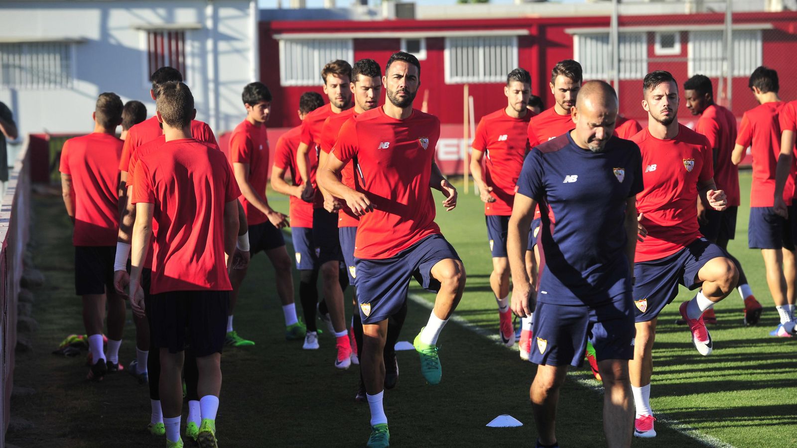 Parte de la plantilla del Sevilla realiza ejercicios de calentamiento