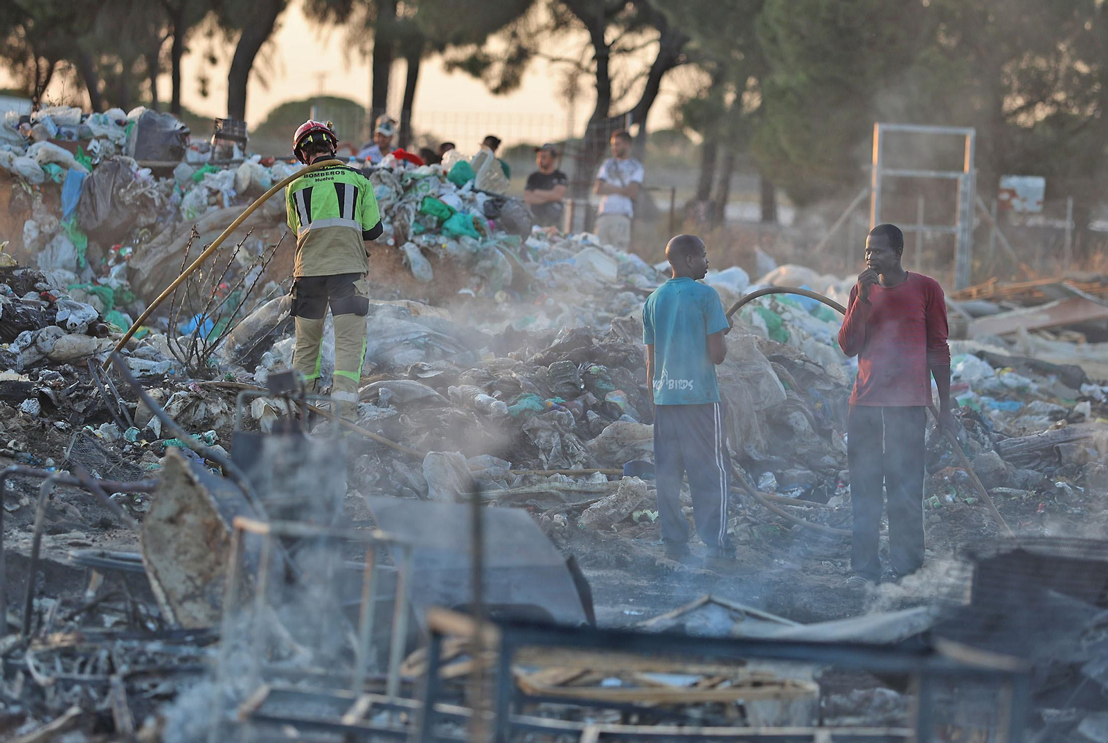 Las imágenes del incendio en un asentamiento en Lucena del Puerto