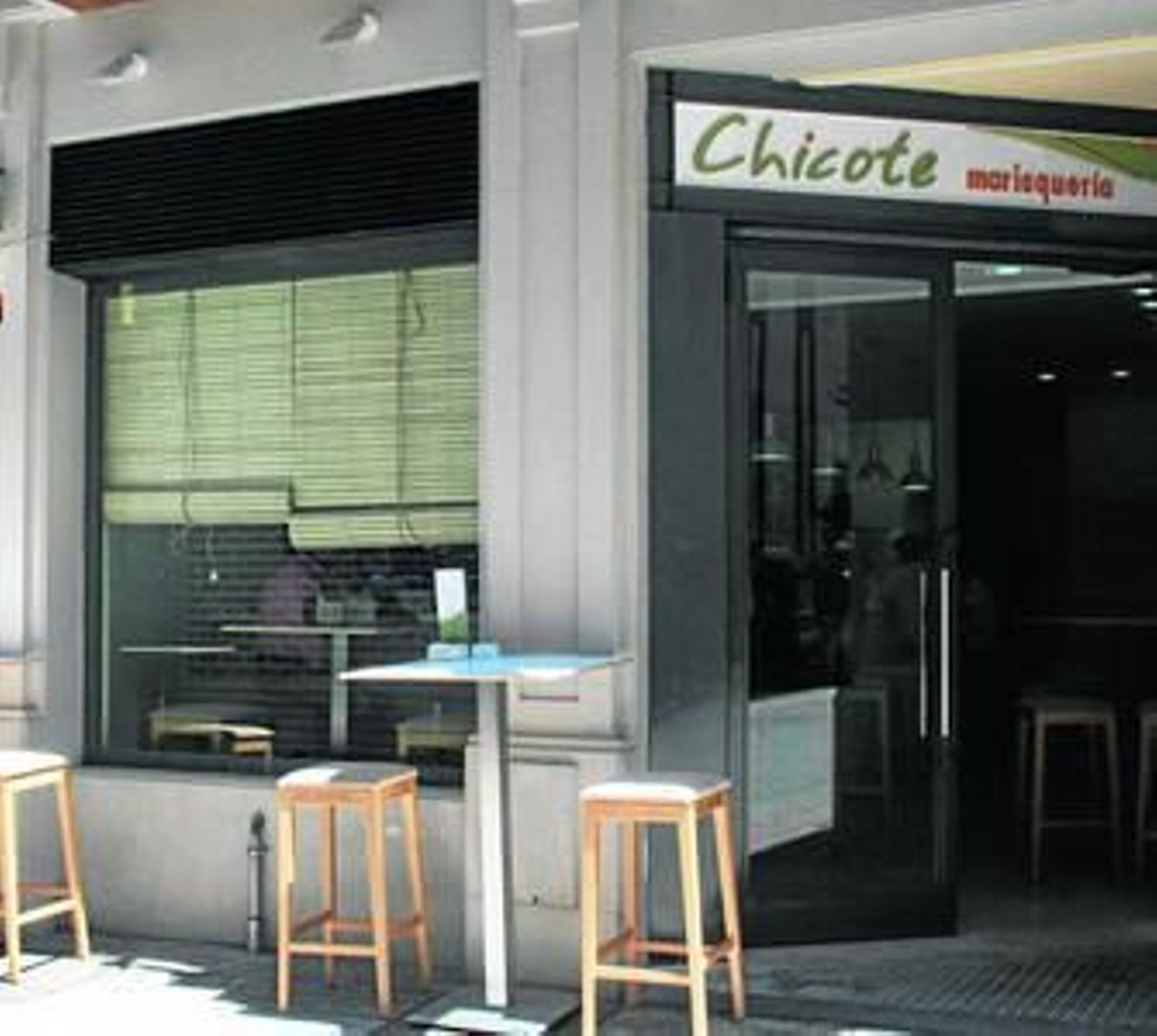 Fachada de la nueva Marisquería Chicote, en el corazón de Huelva, casi enfrente del Gran Teatro.