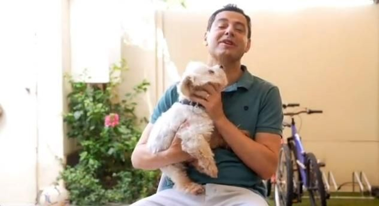 Juanma Moreno presenta en un vídeo a su perro Toby