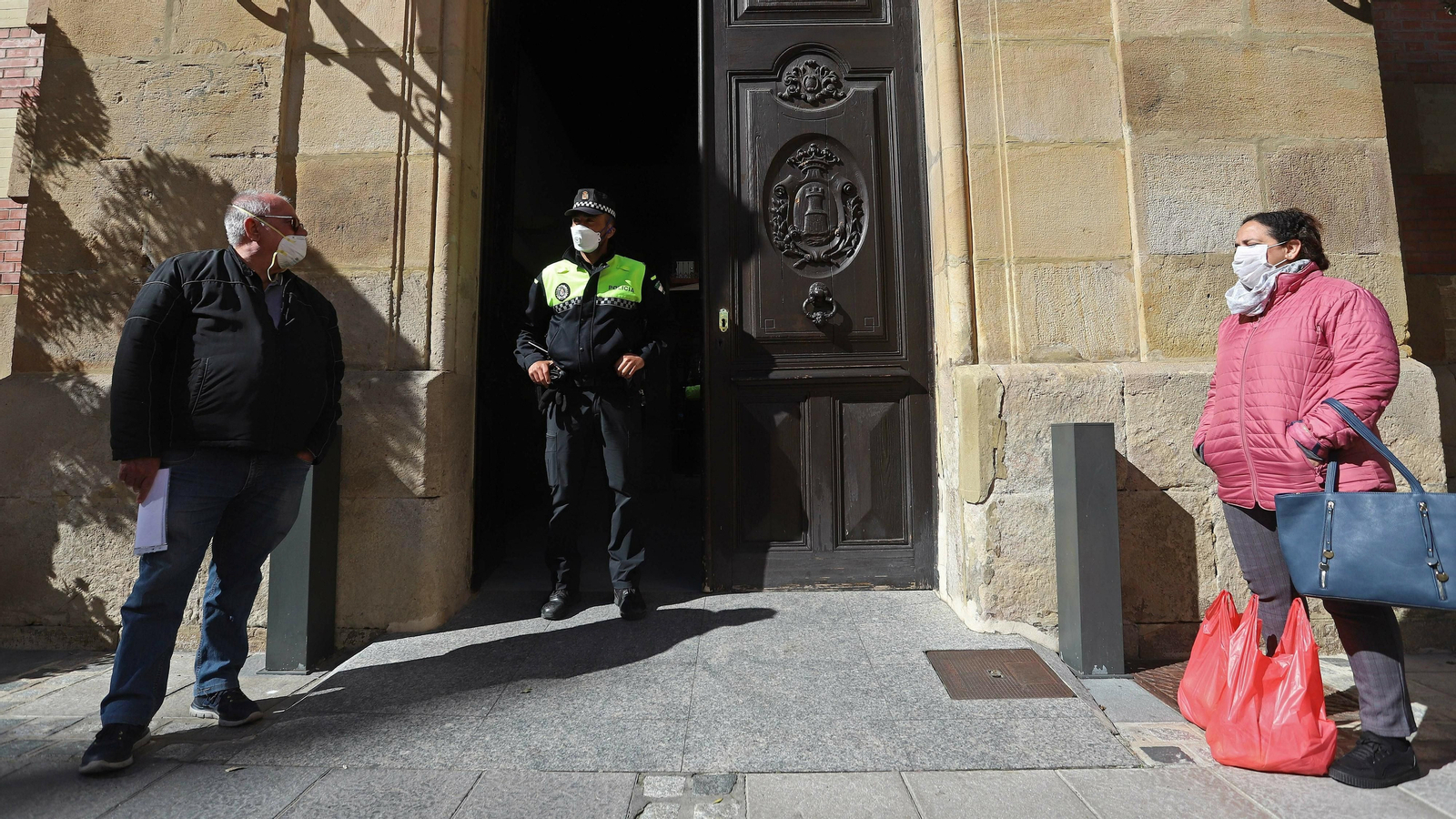 Un Policía Local de Algeciras, a las puertas del Ayuntamiento.