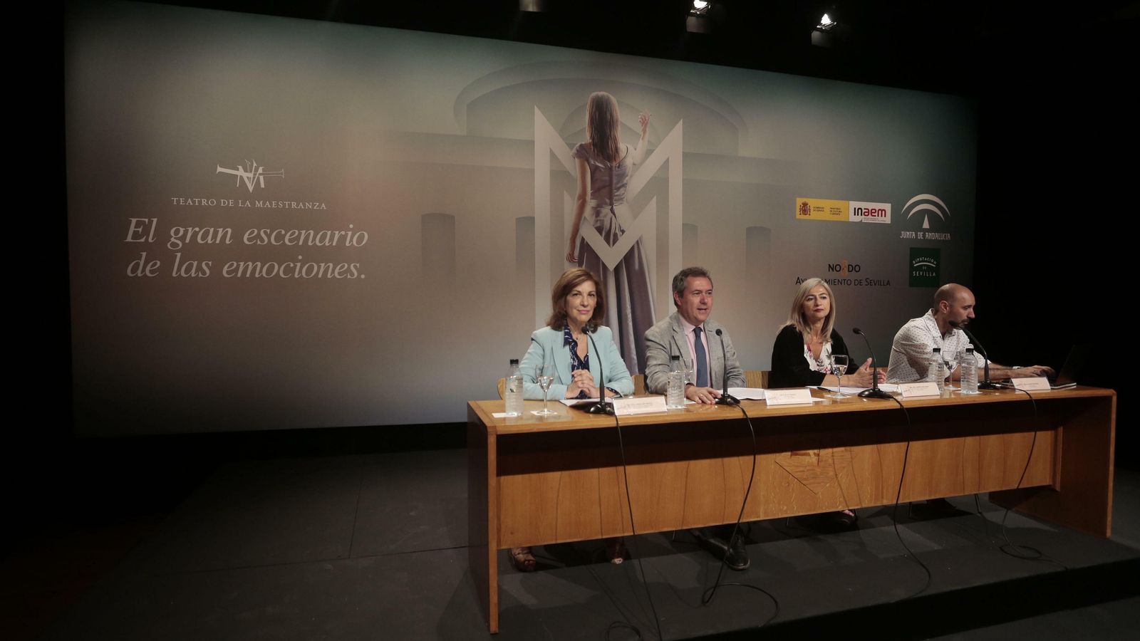 Amaya de Miguel (Inaem), el alcalde Juan Espadas, la consejera de Cultura Patricia del Pozo y el director del Maestranza, Javier Menéndez.