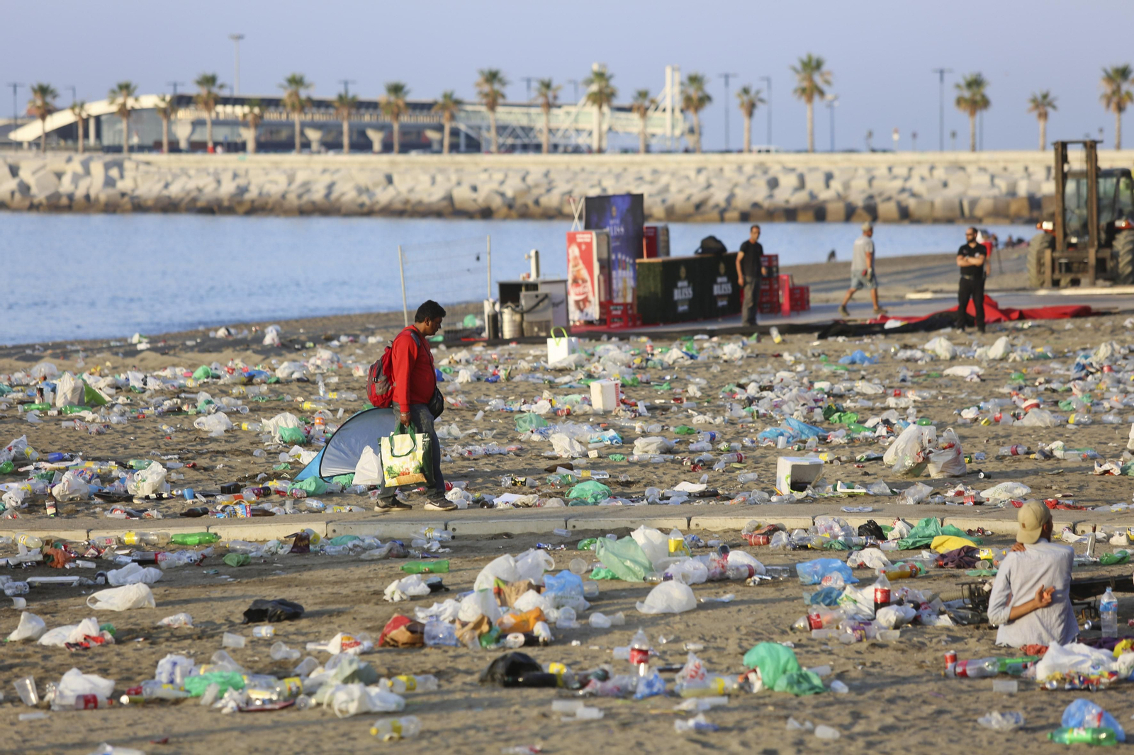 Las fotos de la basura en las playas de Málaga tras San Juan