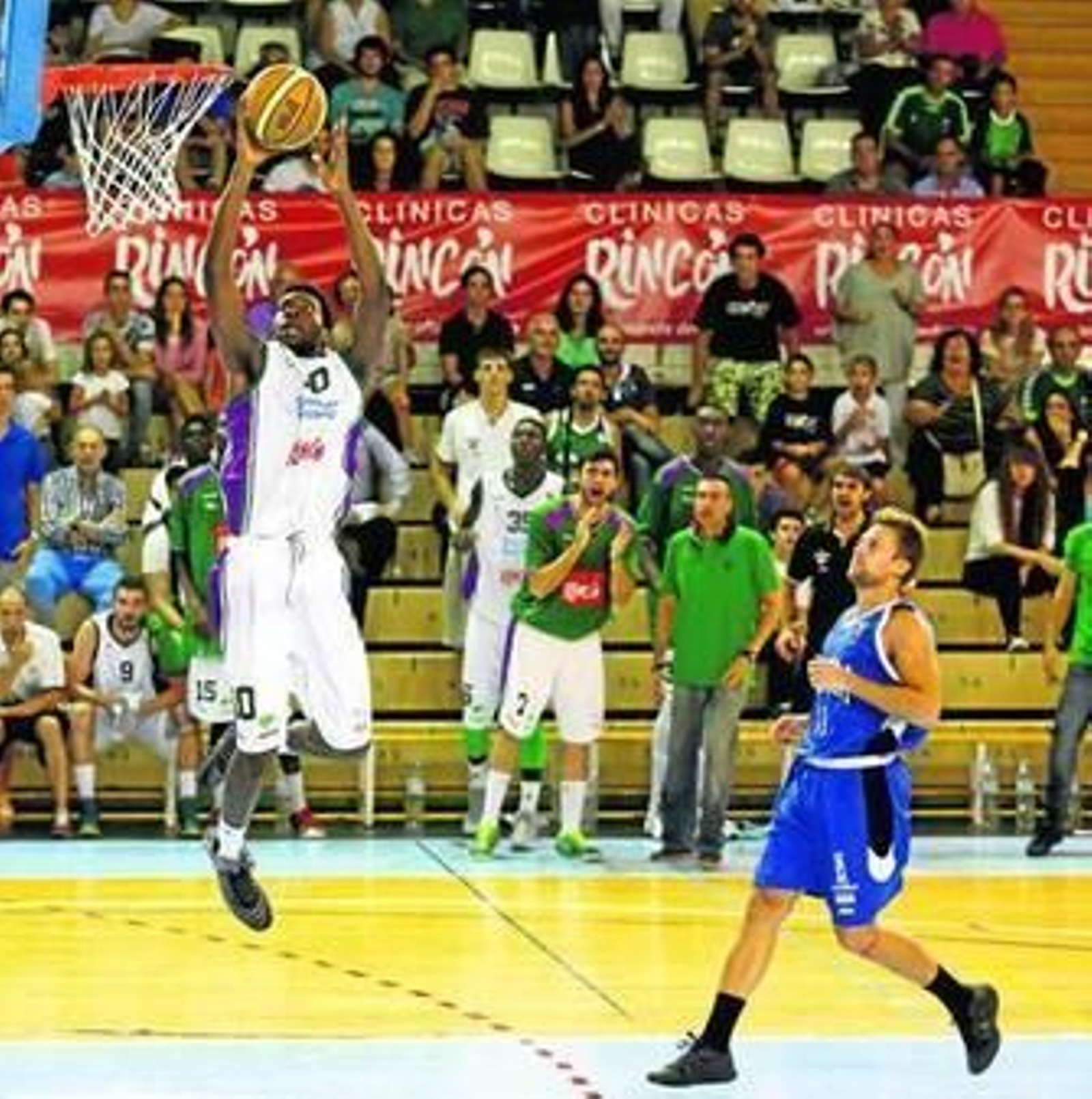 Moraye Soluade realiza un mate en un partido del Clínicas Rincón de esta temporada.