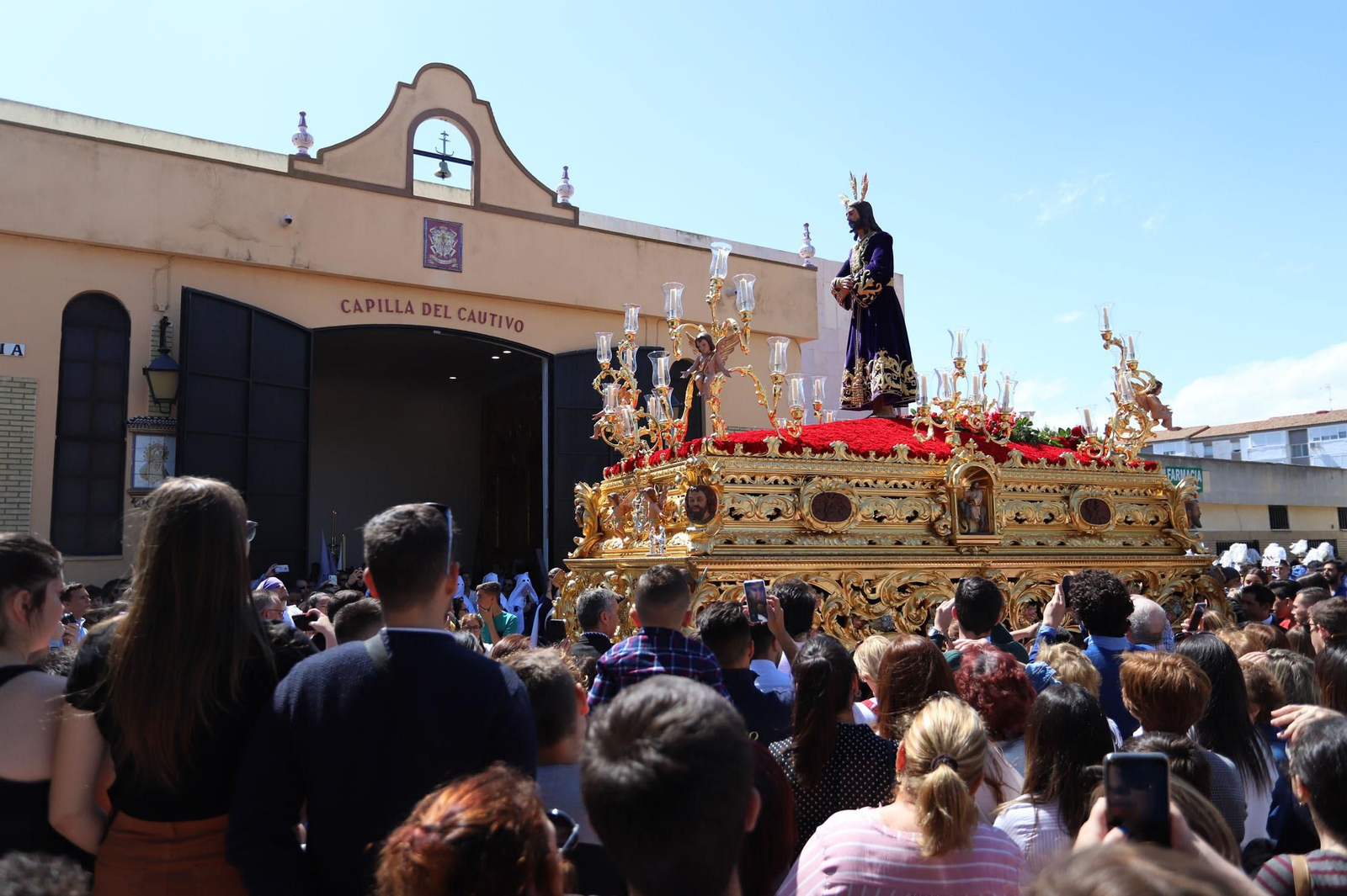 Imágenes del recorrido de la Hermandad del Cristo Cautivo de Huelva