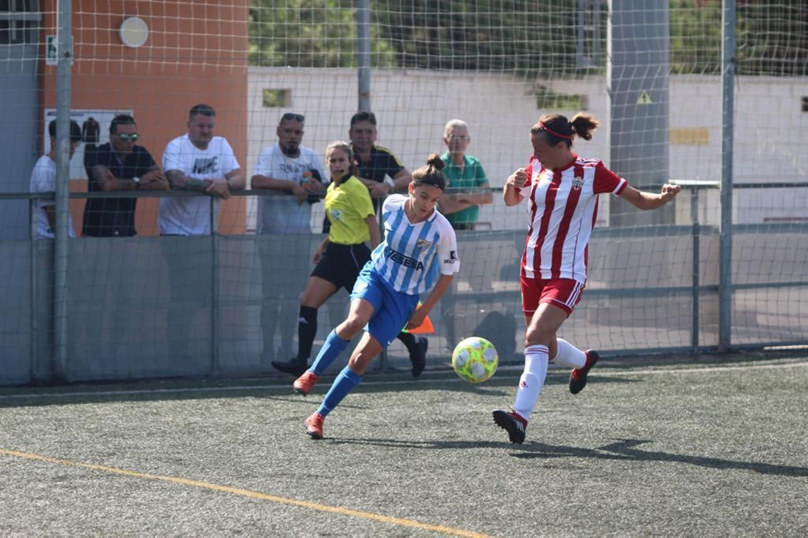 Nora de Torres, intenta superar a una rival en un partido del Málaga ante el Almería.