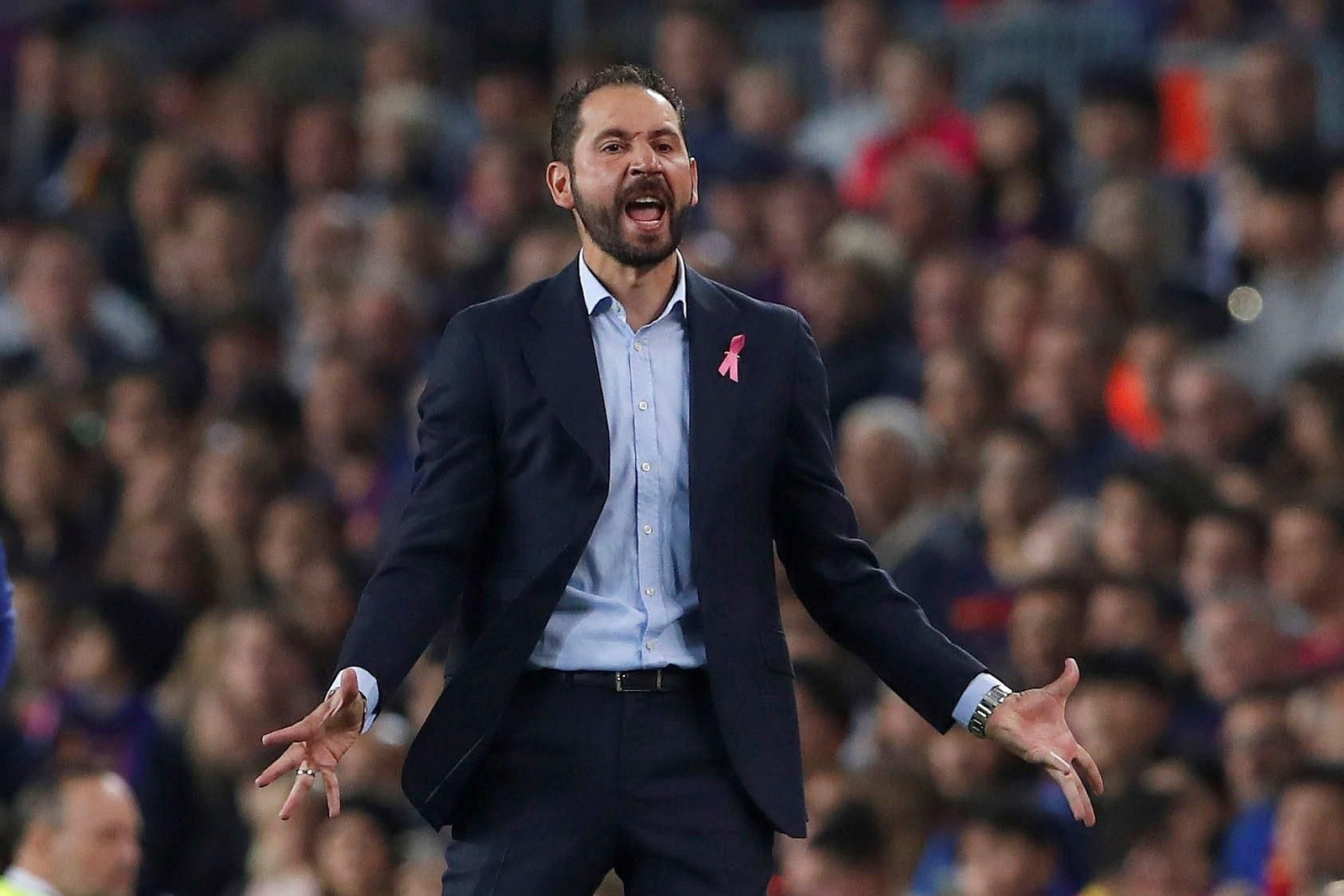 Pablo Machín gesticula en el área técnica del Camp Nou.