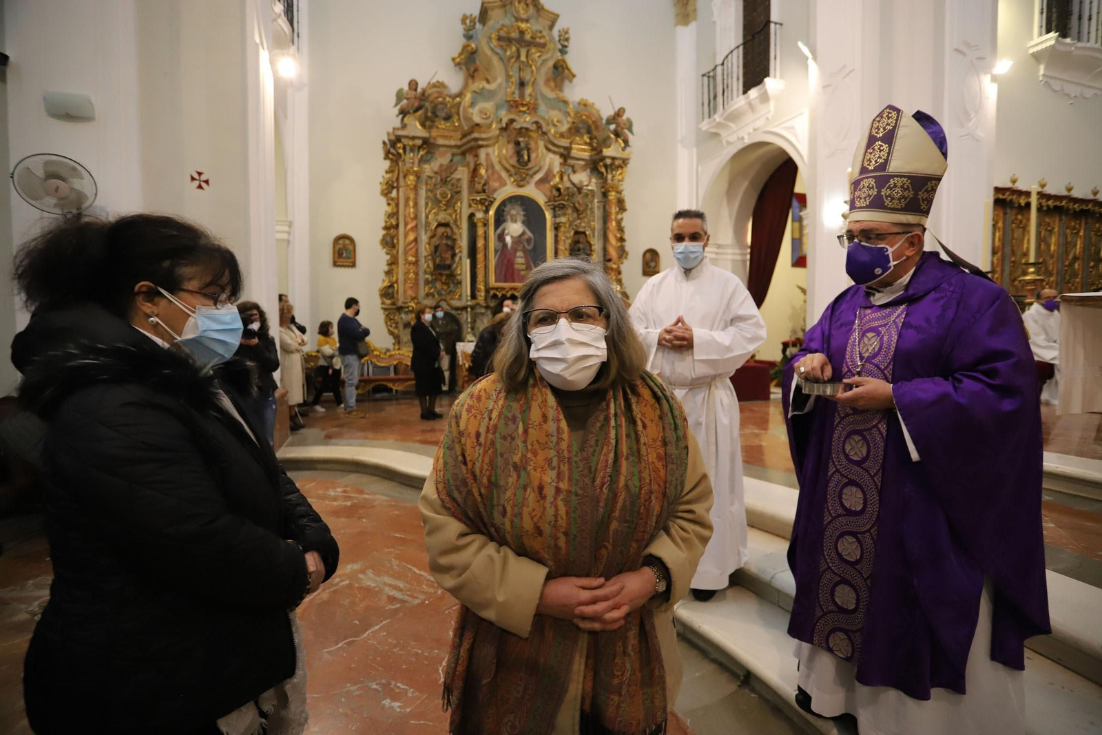 Imágenes de la imposición de cenizas en el inicio de la Cuaresma en la Catedral de Huelva