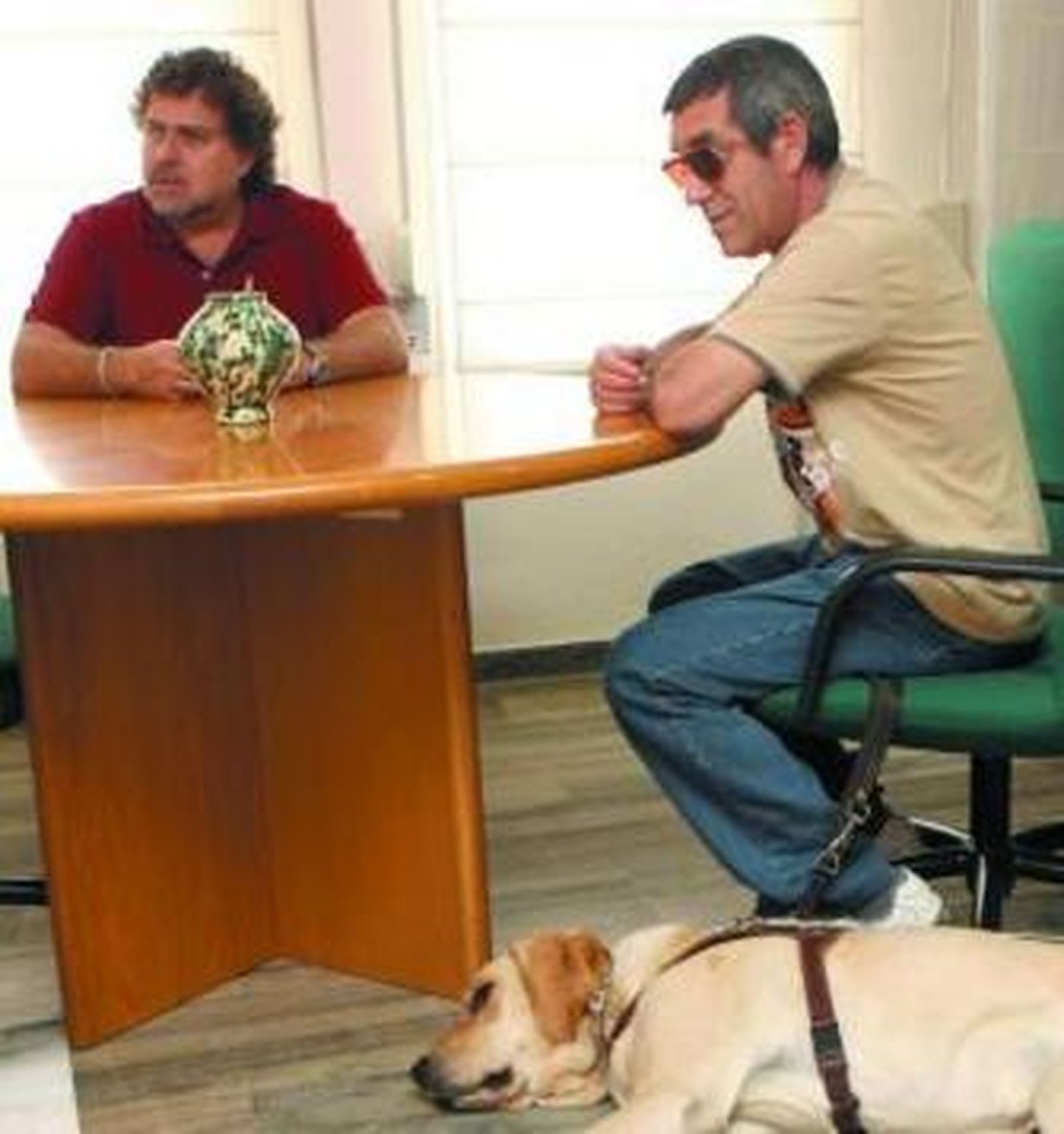 Francisco González -a la derecha- junto a Francisco Redondo. En la imagen del centro, caminando por la calle con Dulky, que le conduce por el paso de peatones -en la foto de la derecha-.