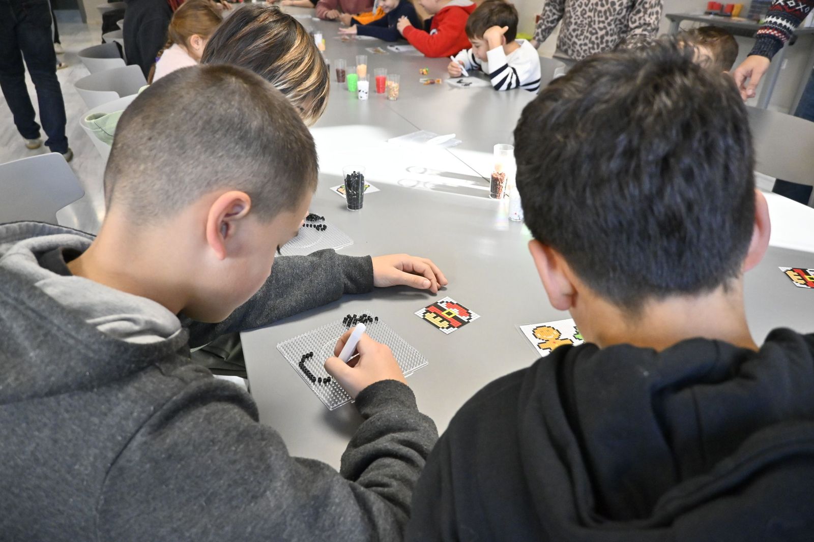 Las fotografías el taller que ofrece la Fundación Cajasol más espectáculo variado con Triky Trake