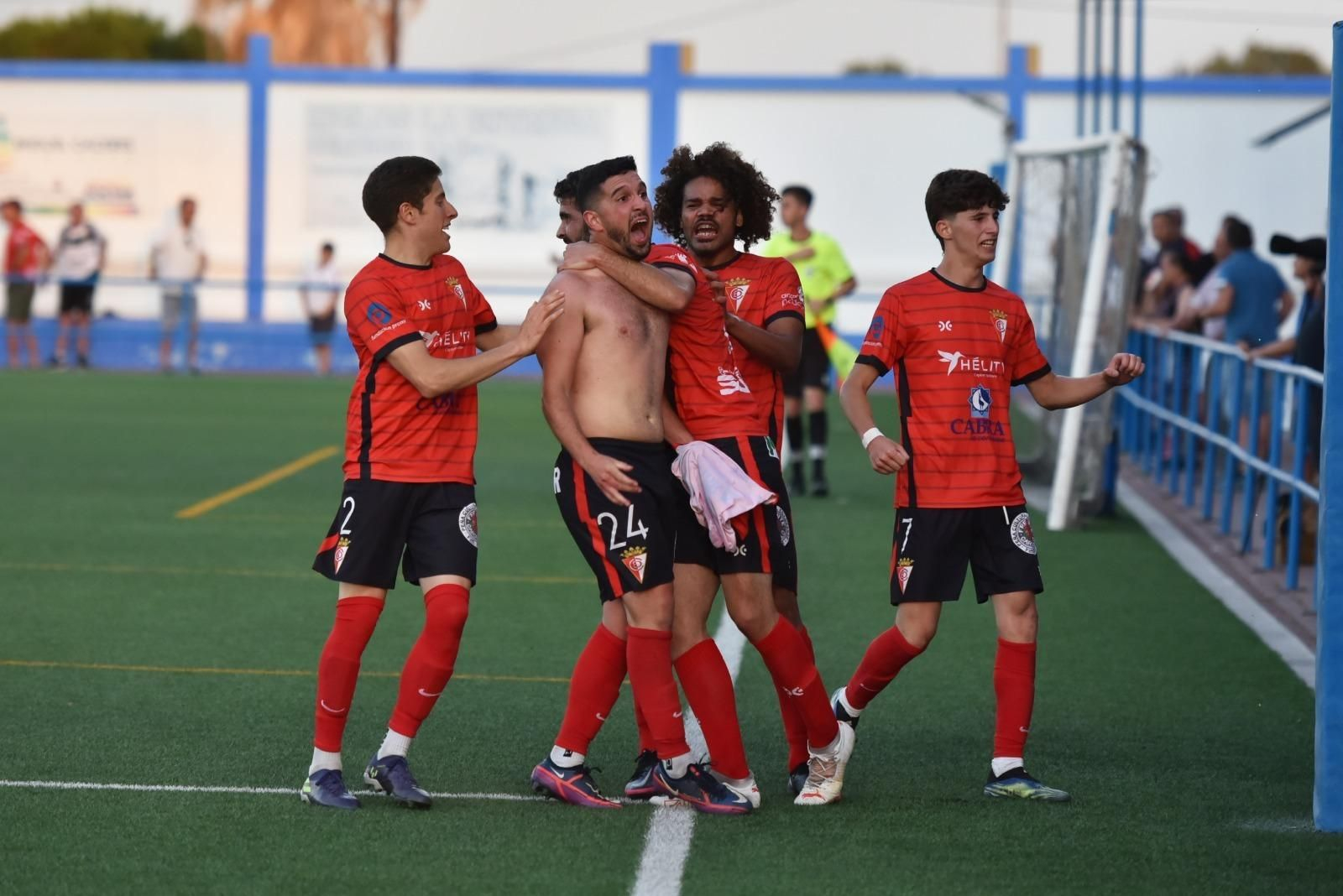 Los jugadores del Egabrense celebran el gol de la salvación en el 96'.