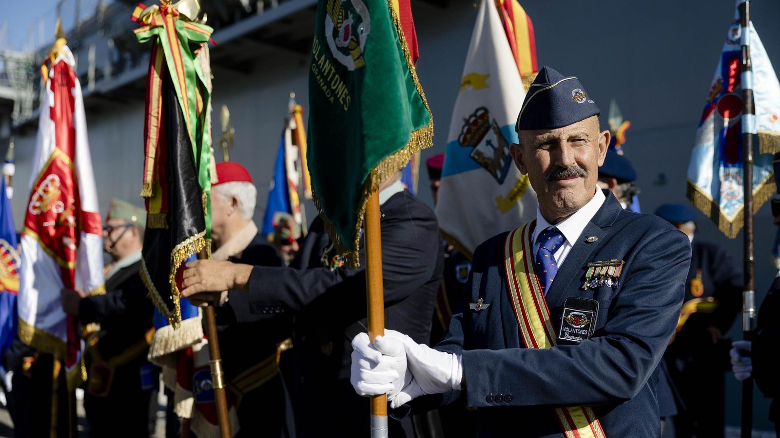 Las imágenes del día del veterano de las Fuerzas Armadas y Guardia Civil en Cádiz.