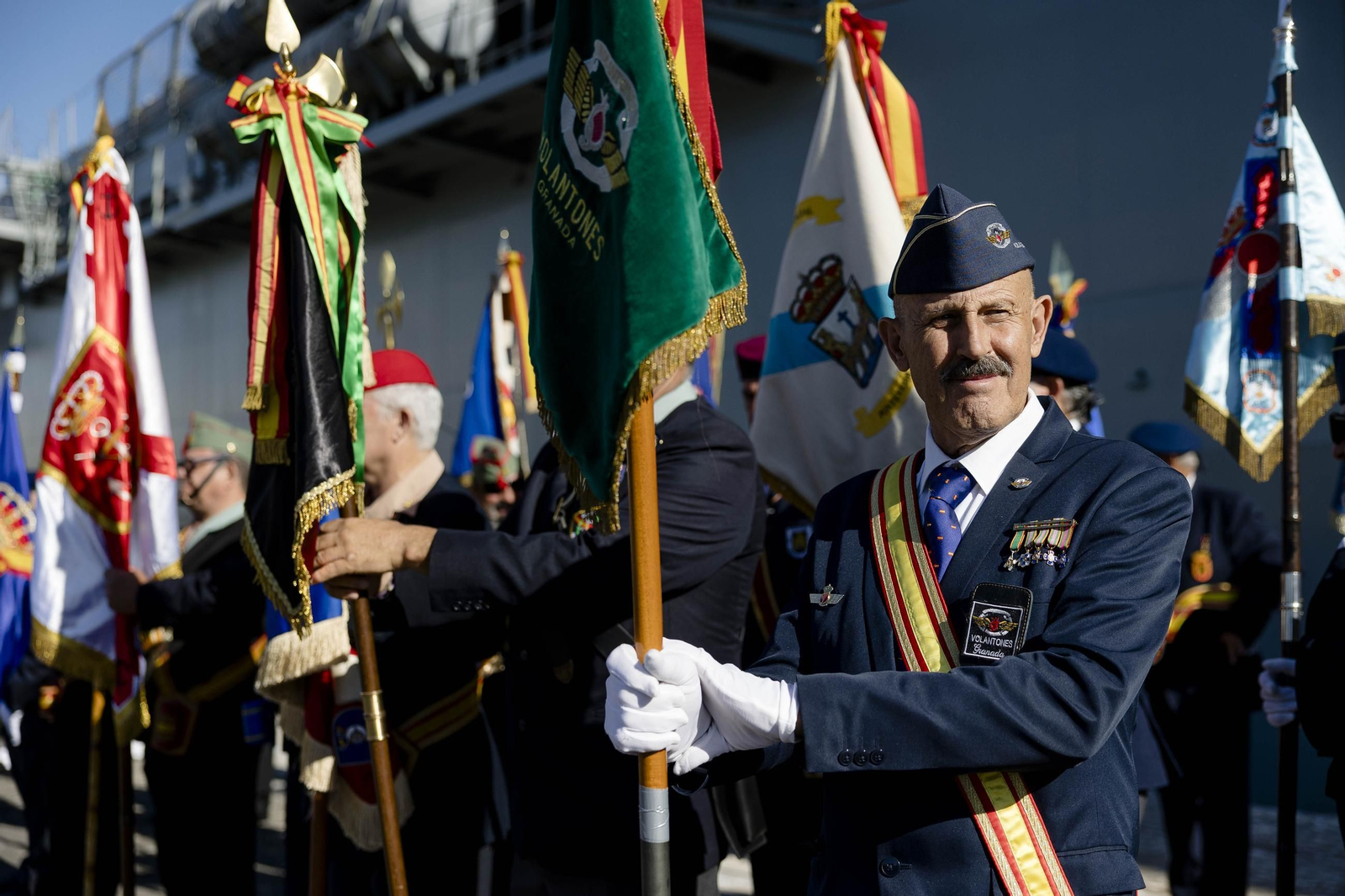 Las imágenes del día del veterano de las Fuerzas Armadas y Guardia Civil en Cádiz.