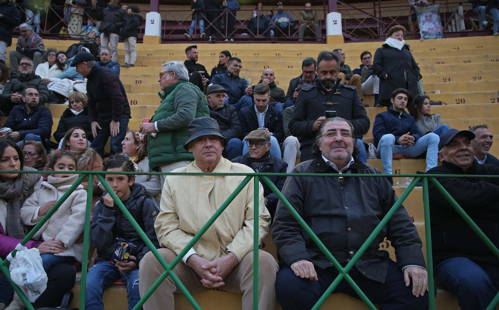 Ambiente en la plaza de toros El Arenal en La Línea