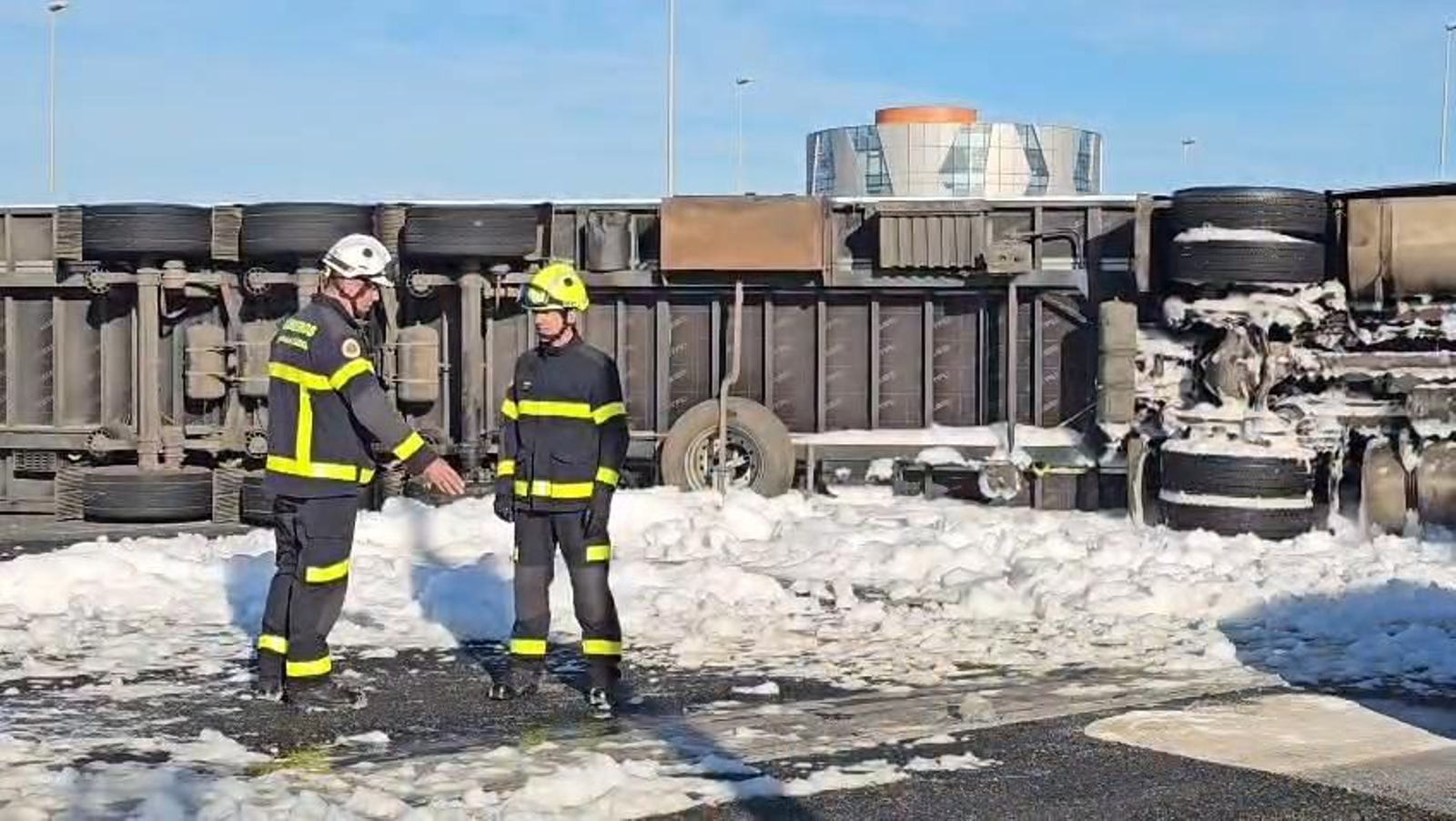 Así ha quedado el camión volcado en la carretera A-7 en Los Barrios este lunes festivo