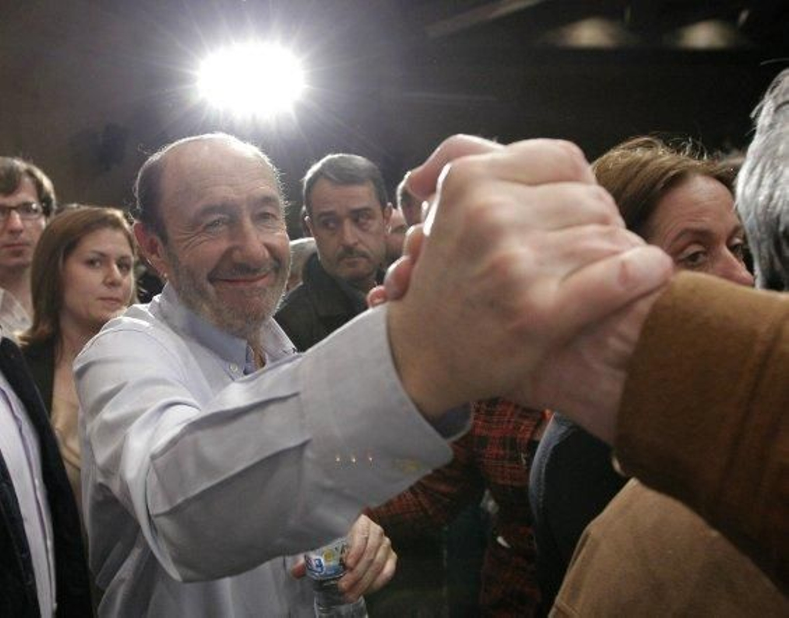 Rubalcaba se postula para liderar el PSOE con un proyecto de "cambio y unidad"