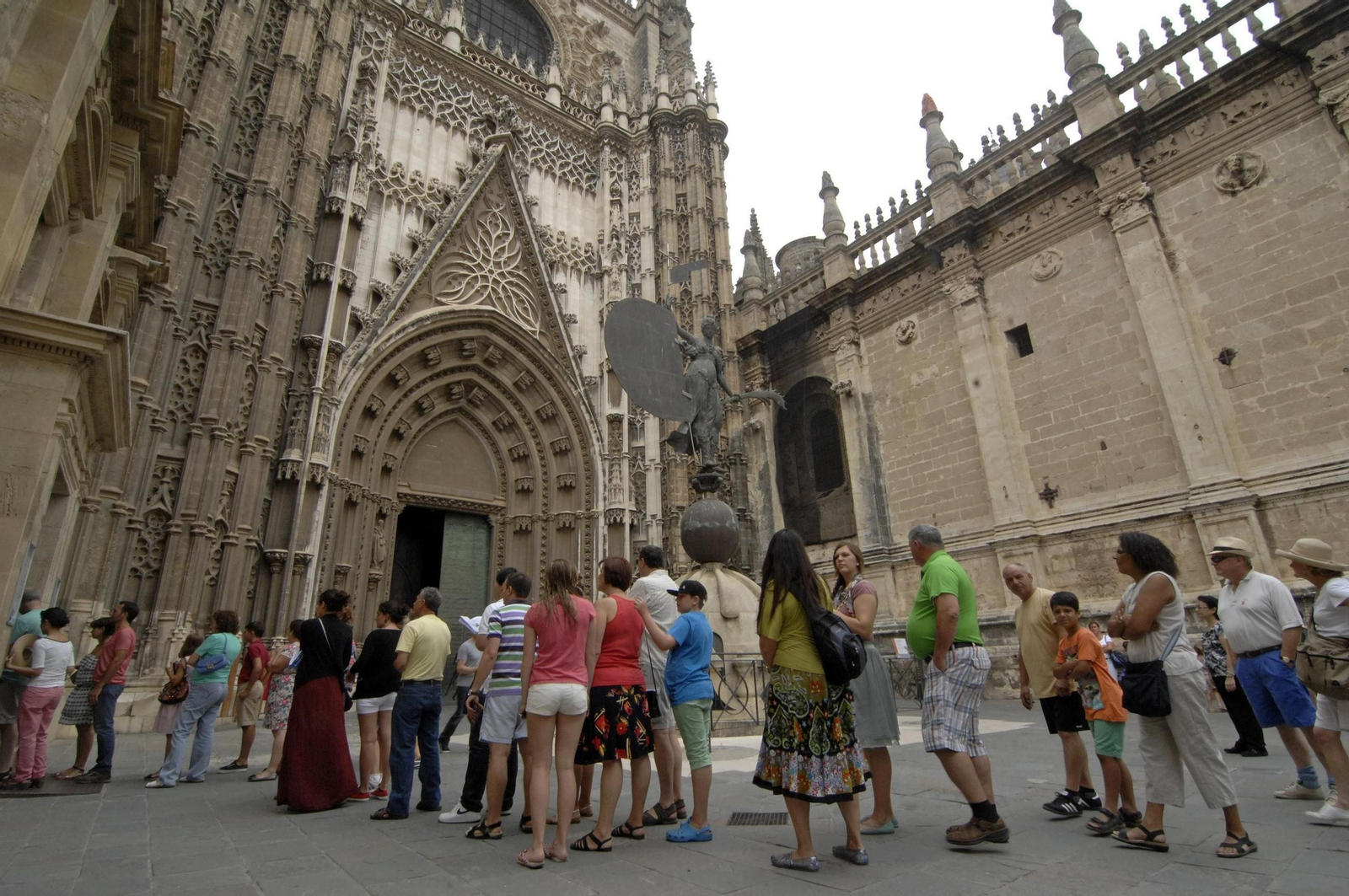 Colas de turistas para visitar la Catedral de Sevilla