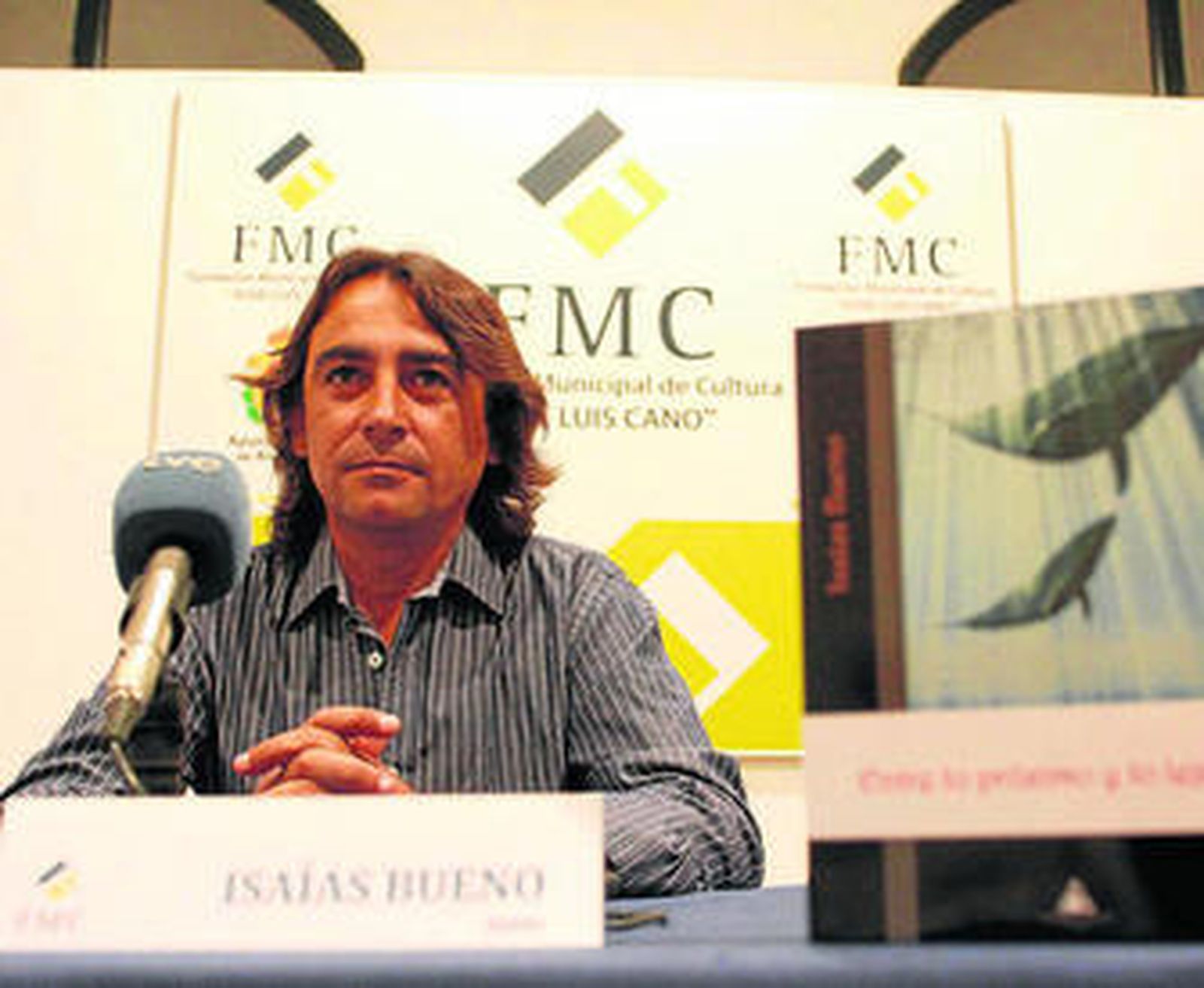 Isaías Bueno, ayer durante la presentación de su novela 'Entre lo próximo y lo lejano'.