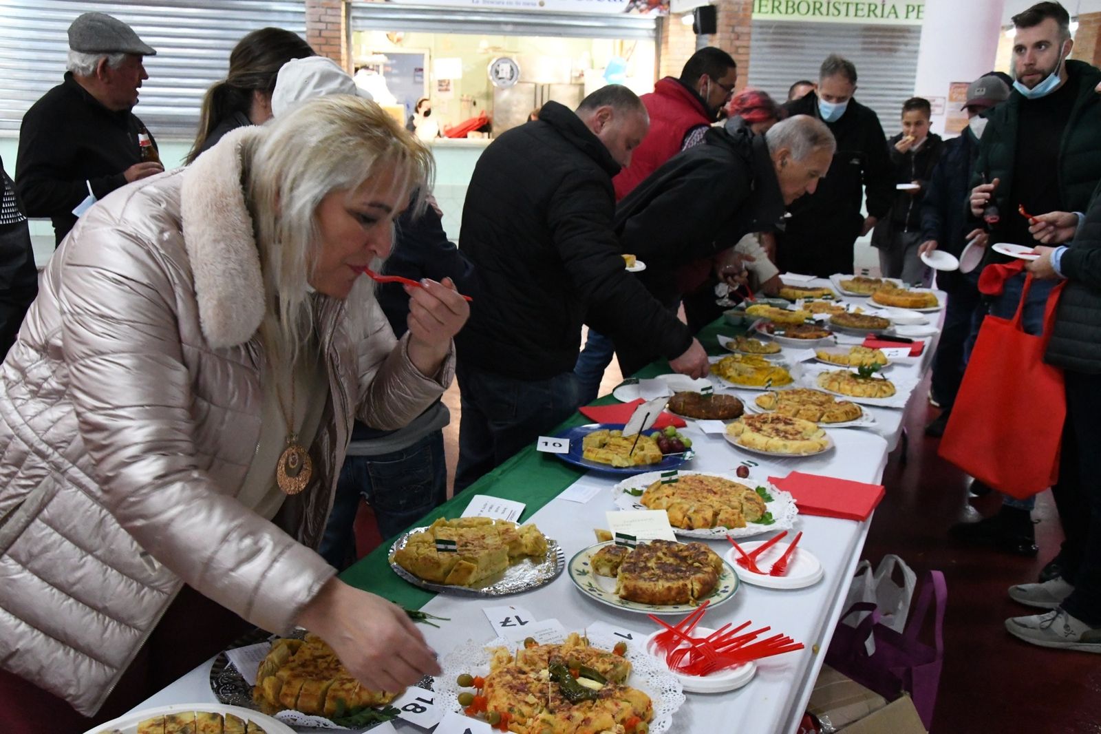 El concurso de tortillas de patatas celebrado en el Mercado de San Roque.