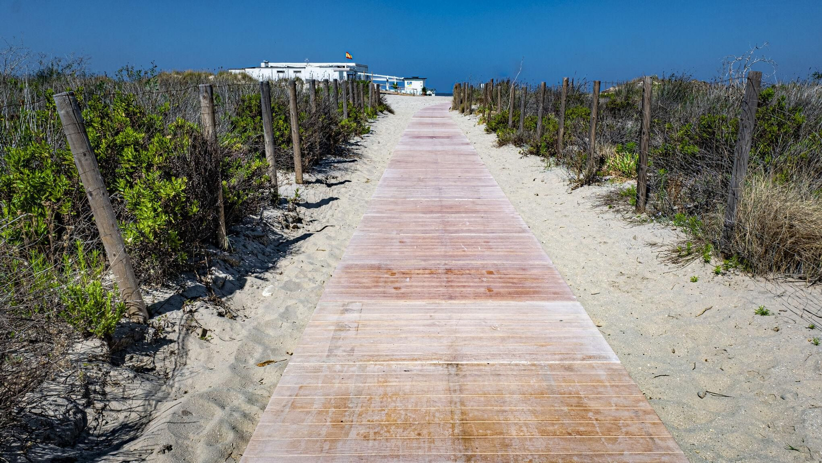 Comienza la temporada en la playa de Camposoto