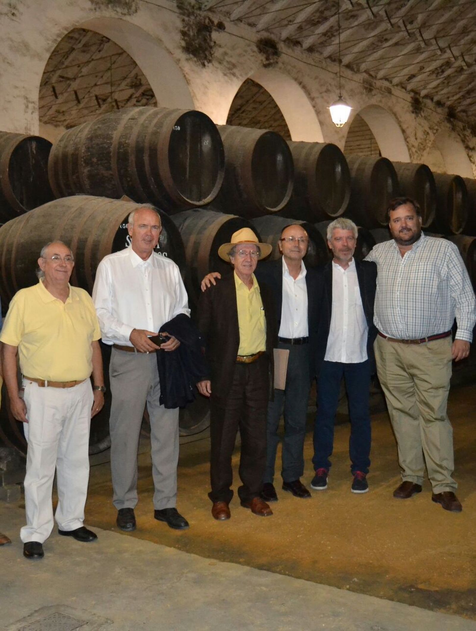 Ezequiel Martínez, con sombrero, junto a Manuel Bellido antes del pregón.
