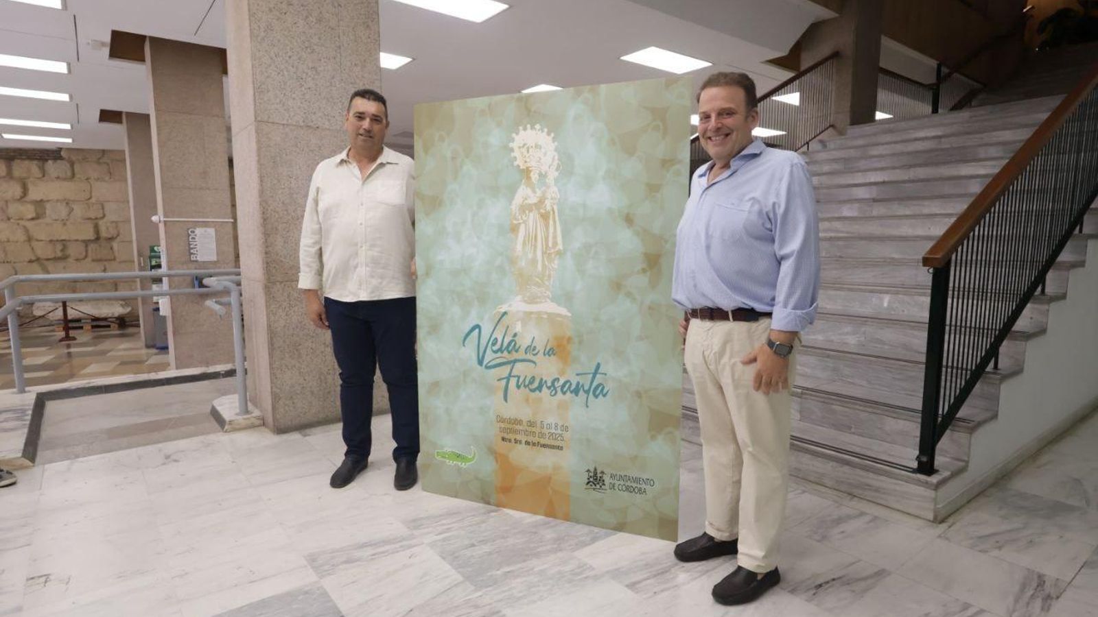 El delegado de Fiestas y Tradiciones del Ayuntamiento de Córdoba, Julián Urbano, junto al pregonero de este año, Manuel García Osuna, presentando el cartel de la Velá El delegado de Fiestas y Tradiciones del Ayuntamiento de Córdoba, Julián Urbano, junto al pregonero de este año, Manuel García Osuna, presentando el cartel de la Velá