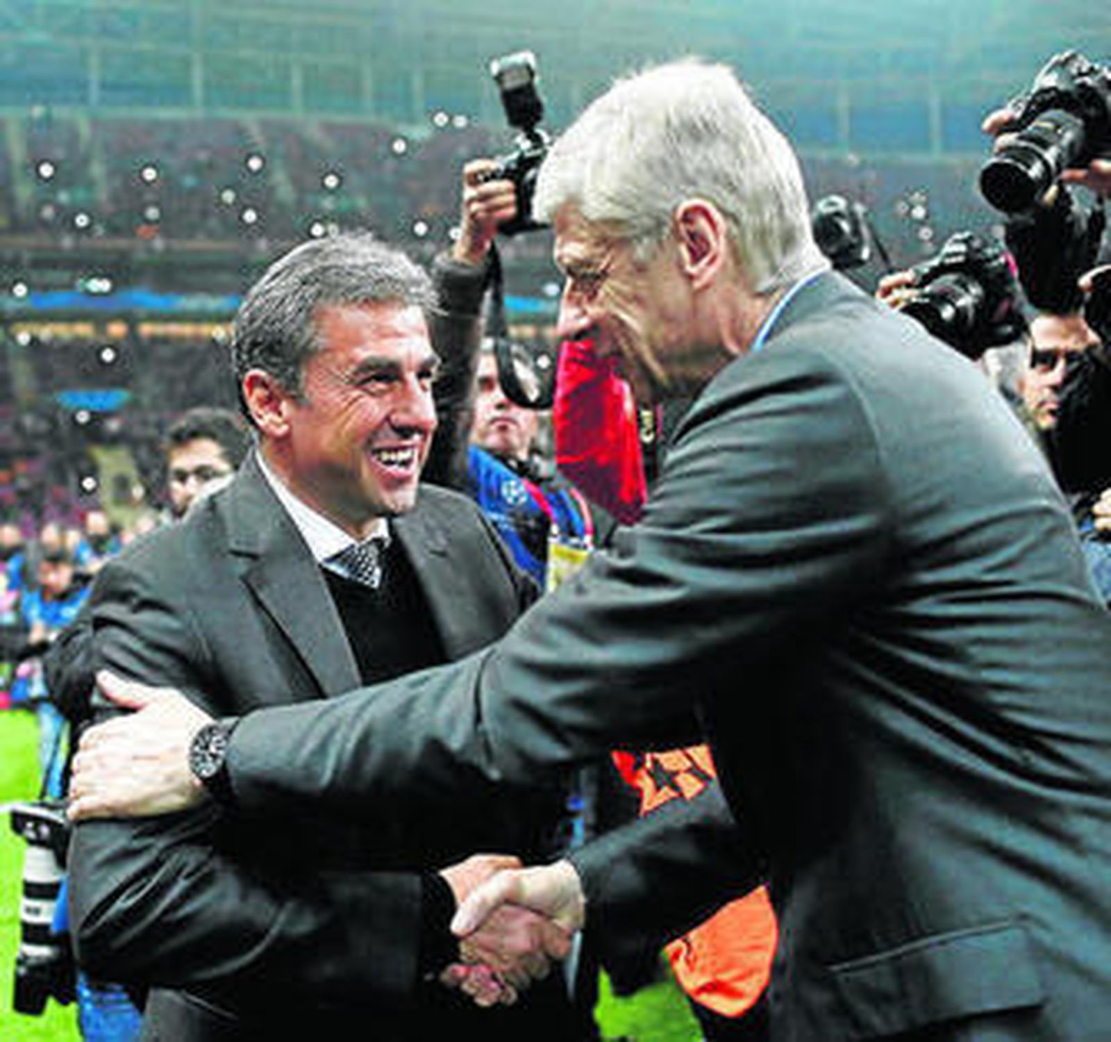 Hamza Hamzoglu se saluda con Arsene Wenger.