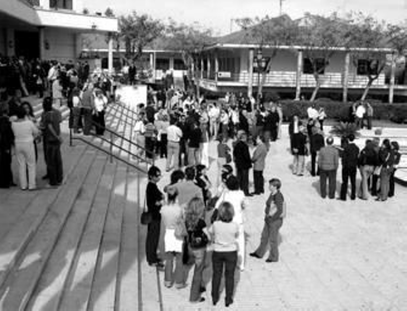 Un grupo de personas esperan durante un funeral a las puertas de la iglesia de Parcemasa.