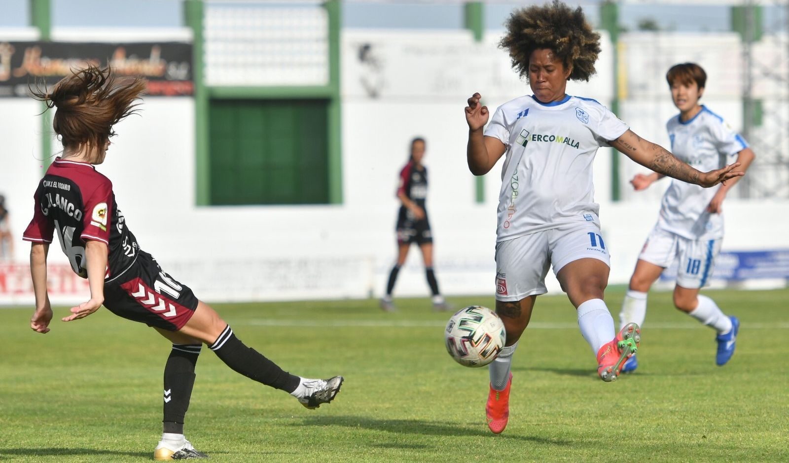 Karla Riley intenta frenar un despeje de Claudia Blanco, jugadora del Fundación Albacete.