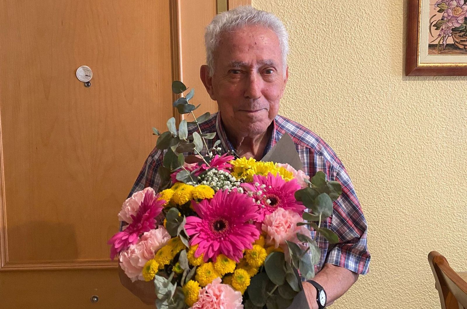 Juan Romero recibe el ramo de flores del equipo de Huelva Información