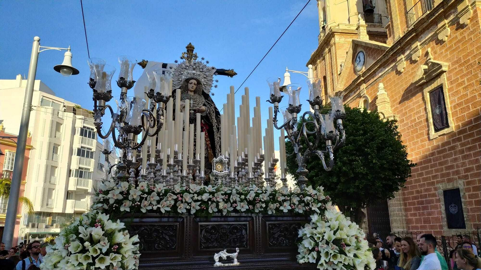 La imagen de la Soledad, tras salir de la Iglesia Mayor para iniciar la procesión.