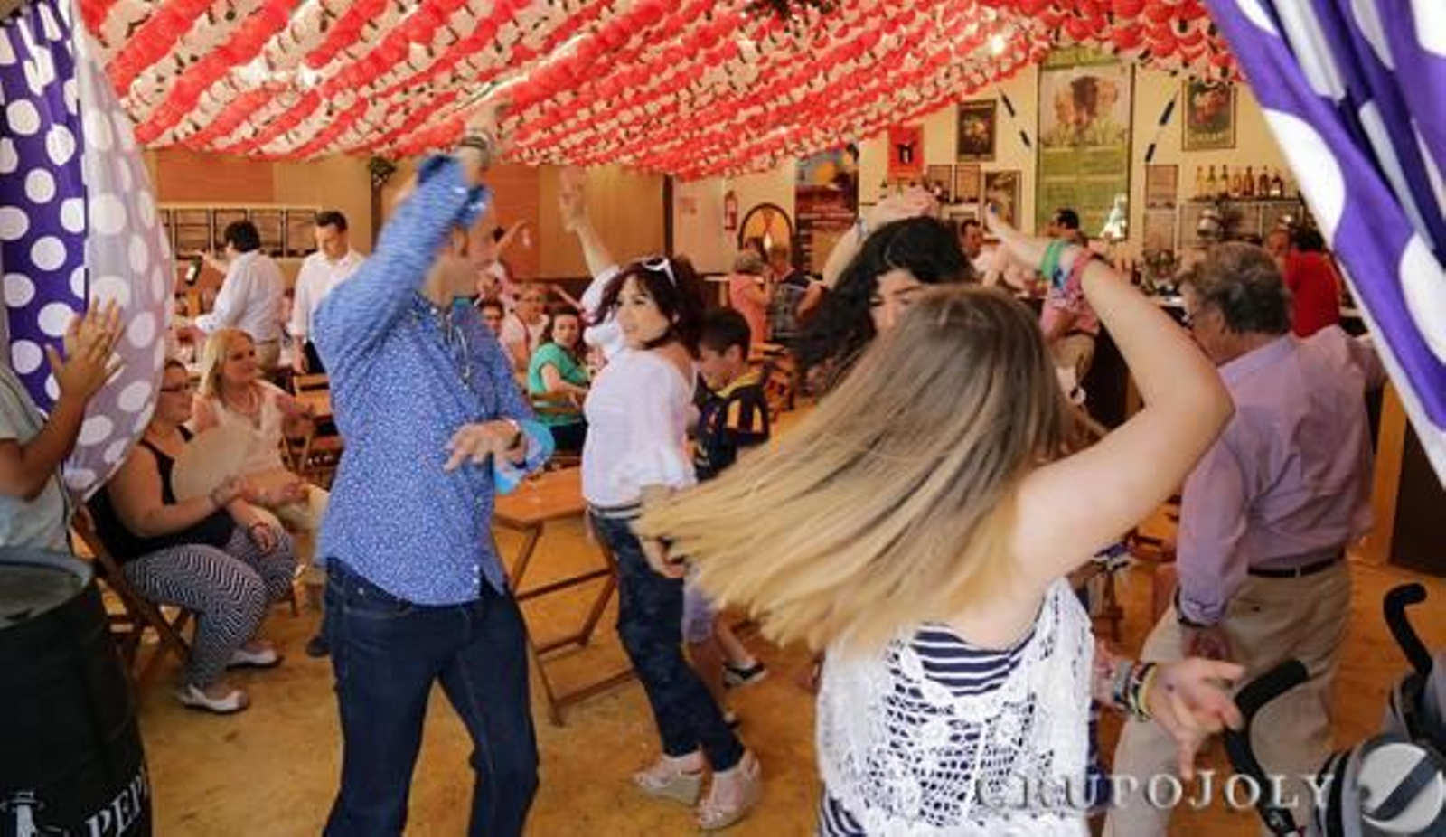 Fueron pocos los que se resistieron ayer a echar un baile en algunas de las casetas del Real. 

Foto: Miguel Angel Gonzalez