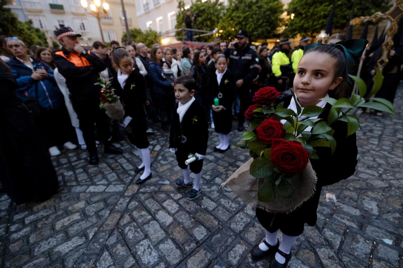 Las imágenes de la cofradía de Veracruz este Lunes Santo en la Semana Santa de Cádiz de 2024