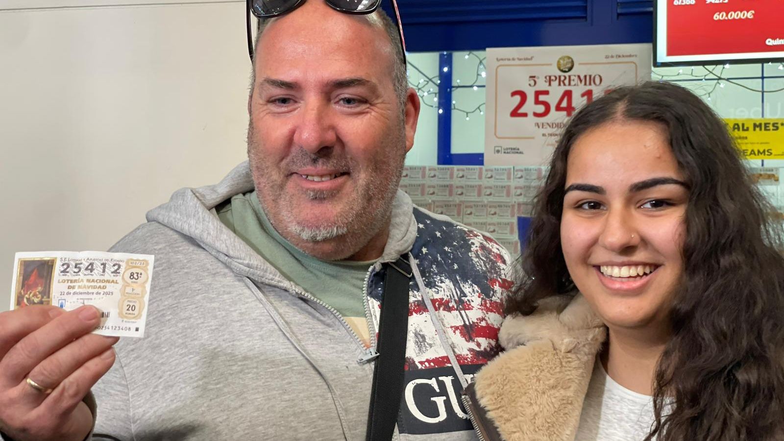 Braulio Díaz y su hija posan en la Administración nº 14 de Málaga antes de recoger su premio