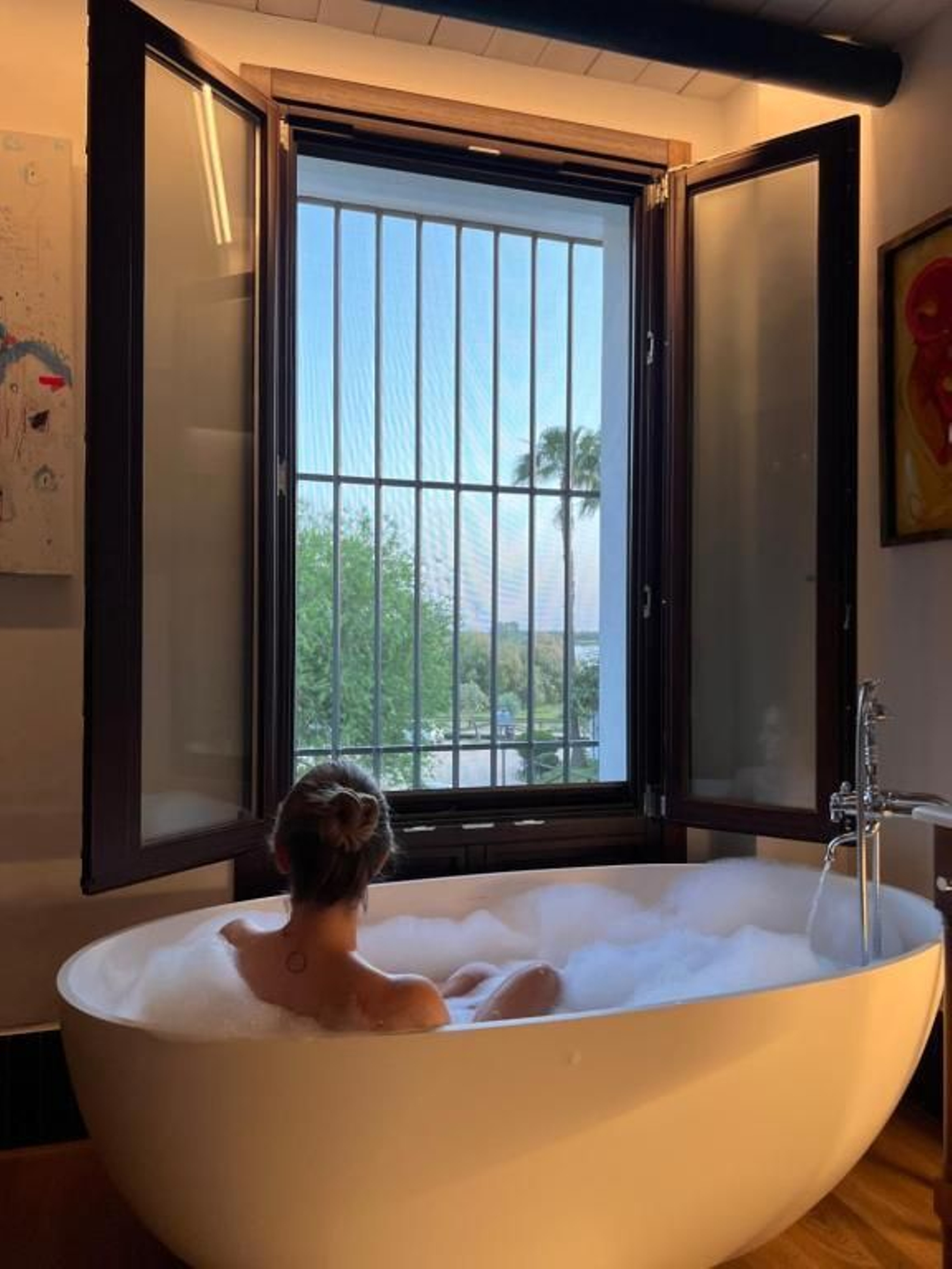 ¿Cómo es la habitación en la que ha dormido Maluma en El Rocío?