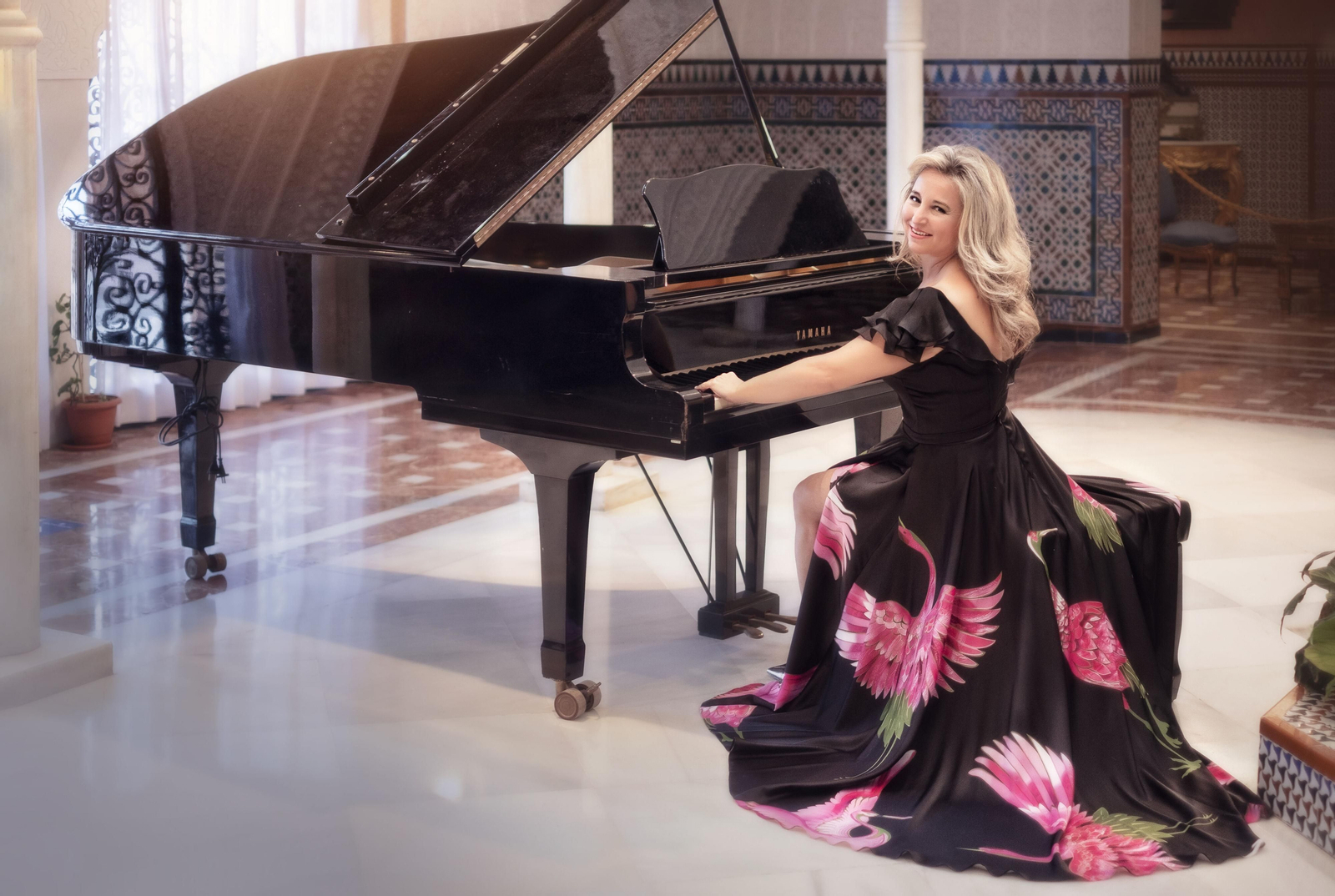 Paula Coronas sentada al piano. Paula Coronas sentada al piano.
