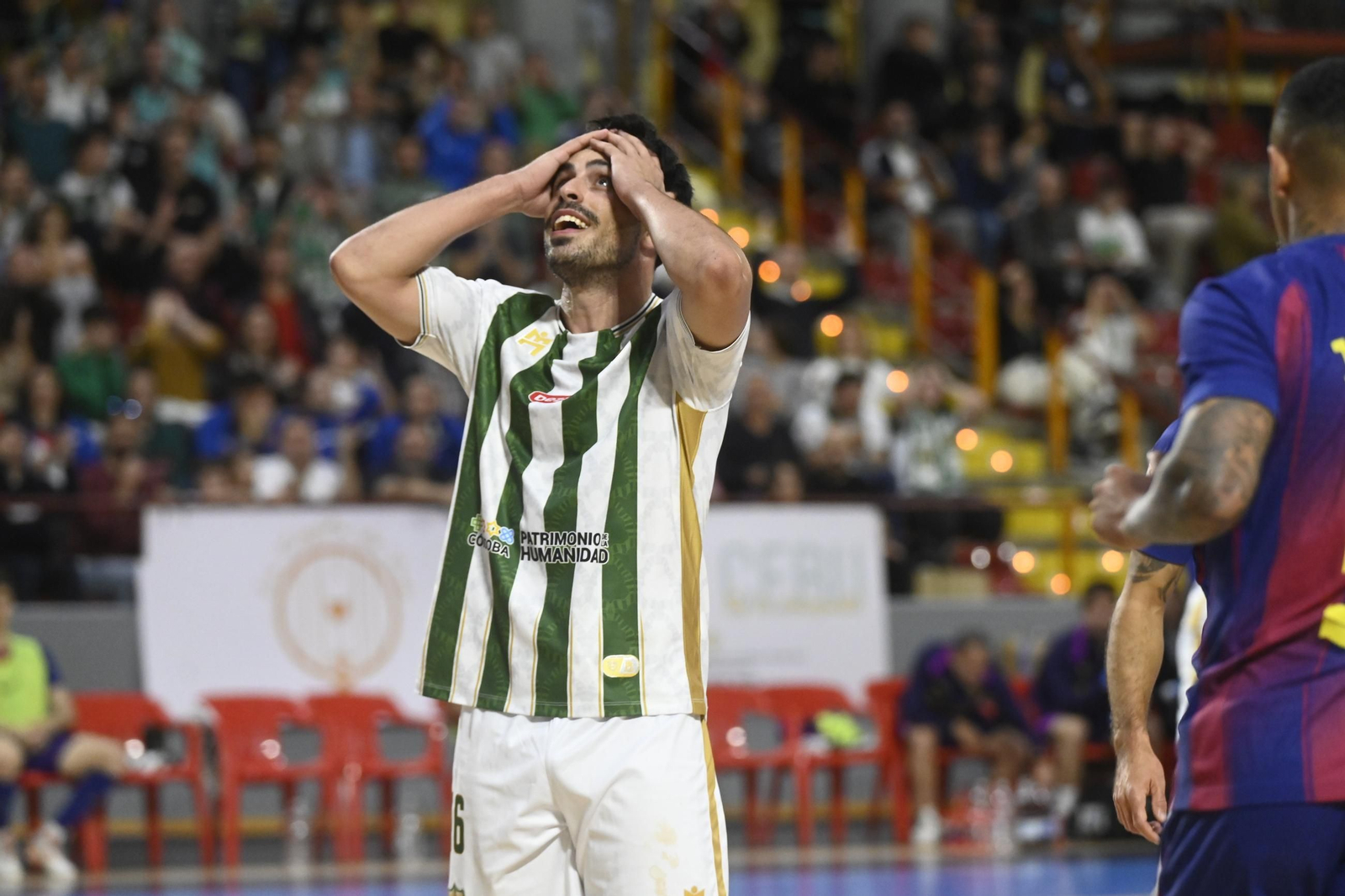 Las mejores fotos del ambiente en Vista Alegre para el Córdoba Futsal - Barça