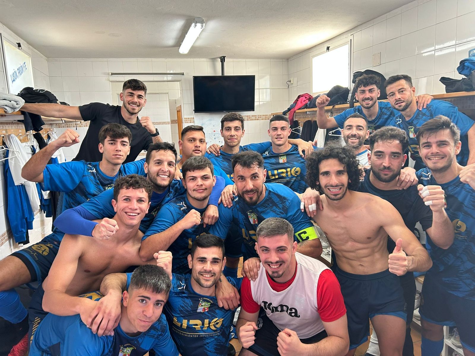 Los jugadores del Guadalcacín celebran en el vestuario su triunfo ante el Trebujena.