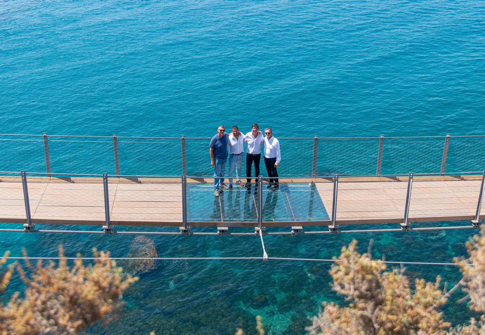 Torrenueva Costa se convierte en referente turístico gracias a su puente colgante o el trabajo por la accesibilidad de las playas