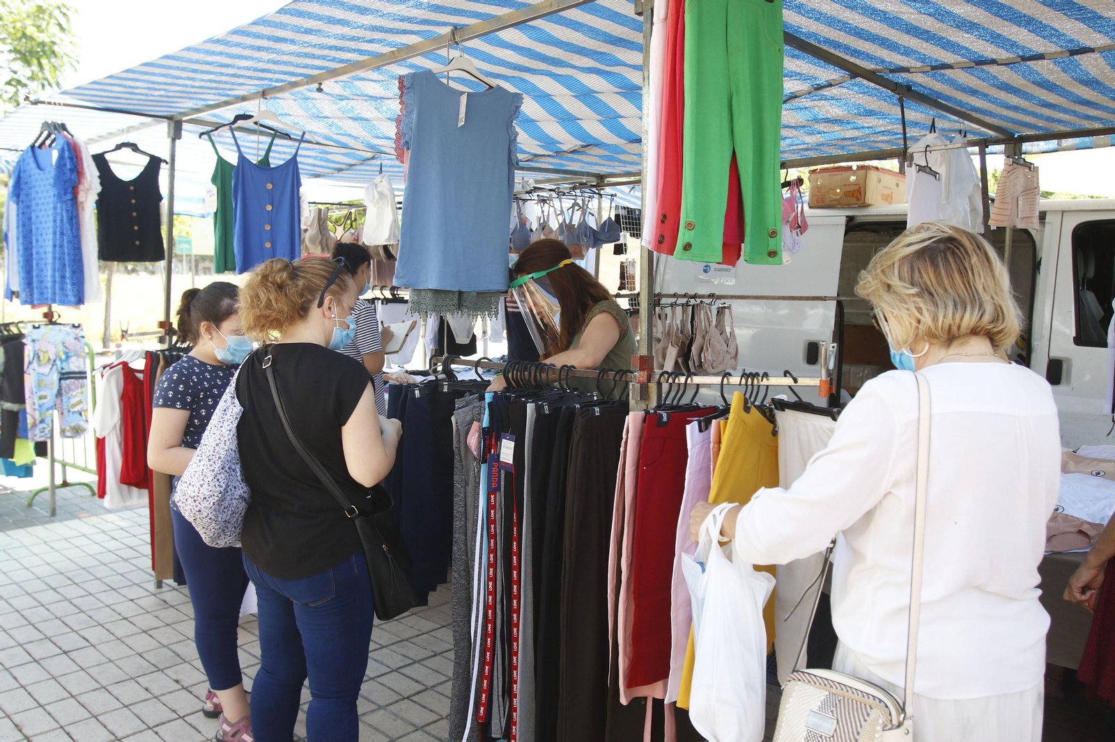 El regreso de los mercadillos de Córdoba tras la crisis del coronavirus, en fotos