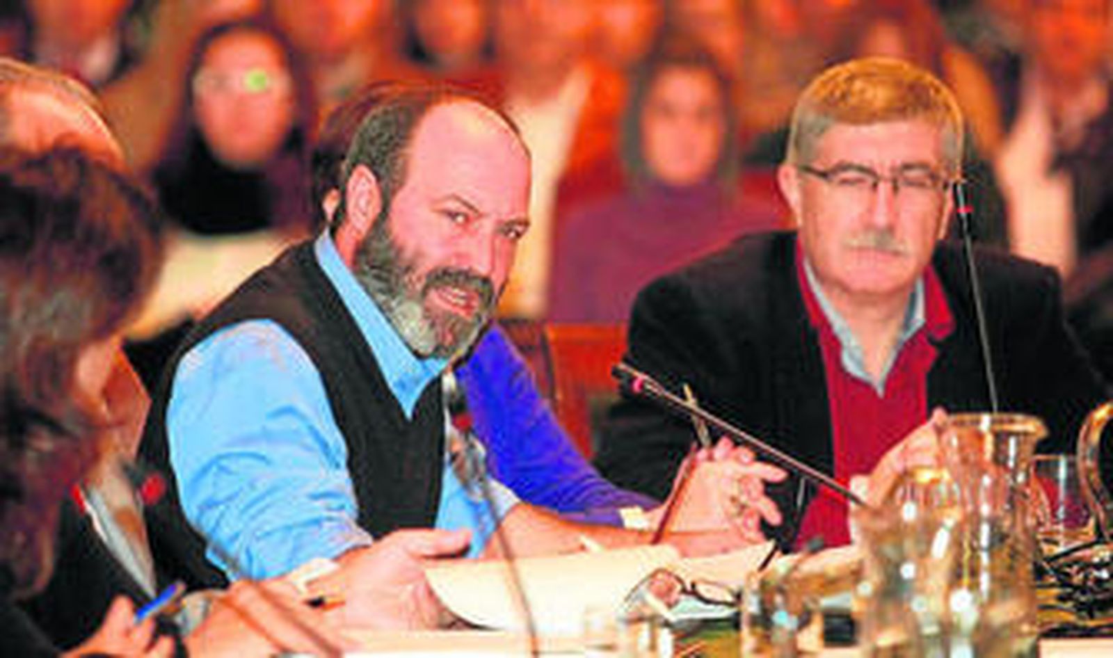 El portavoz de IU, Pedro Jiménez, en un Pleno municipal, junto al concejal Juan Manuel Arazola.