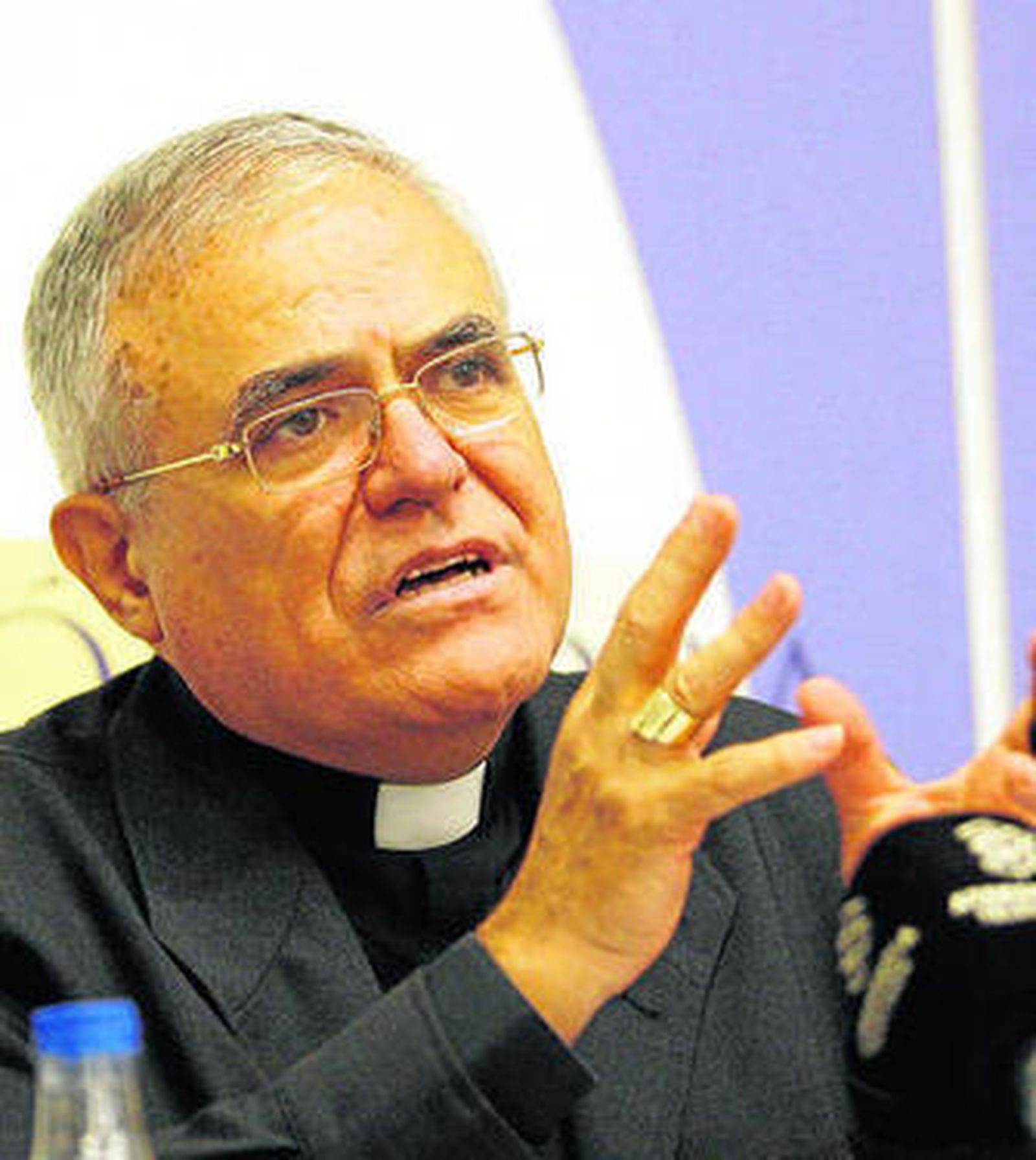 Demetrio Fernández, en su comparecencia del lunes en el Obispado.